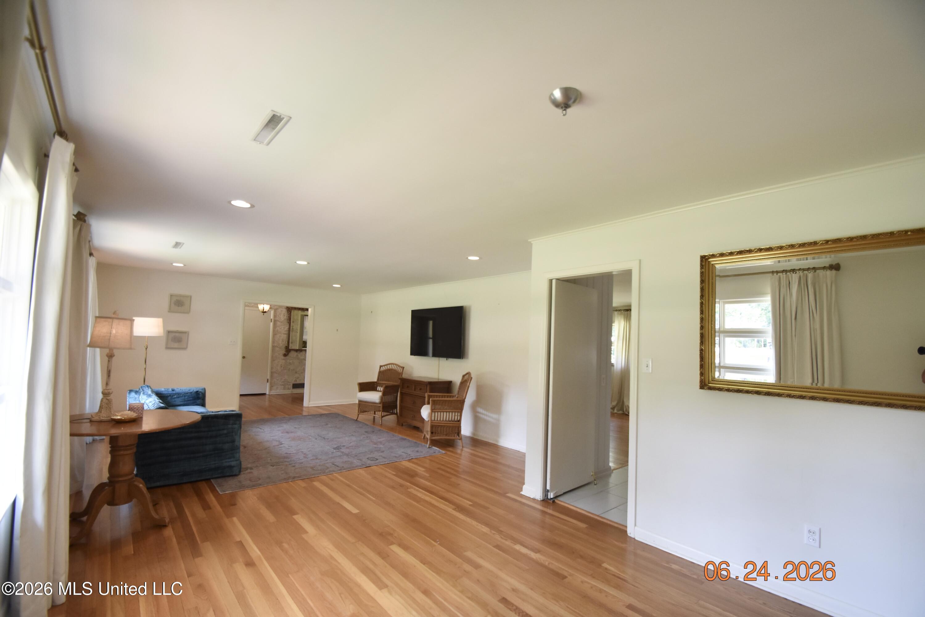 408 E Park Avenue Property Photo 10