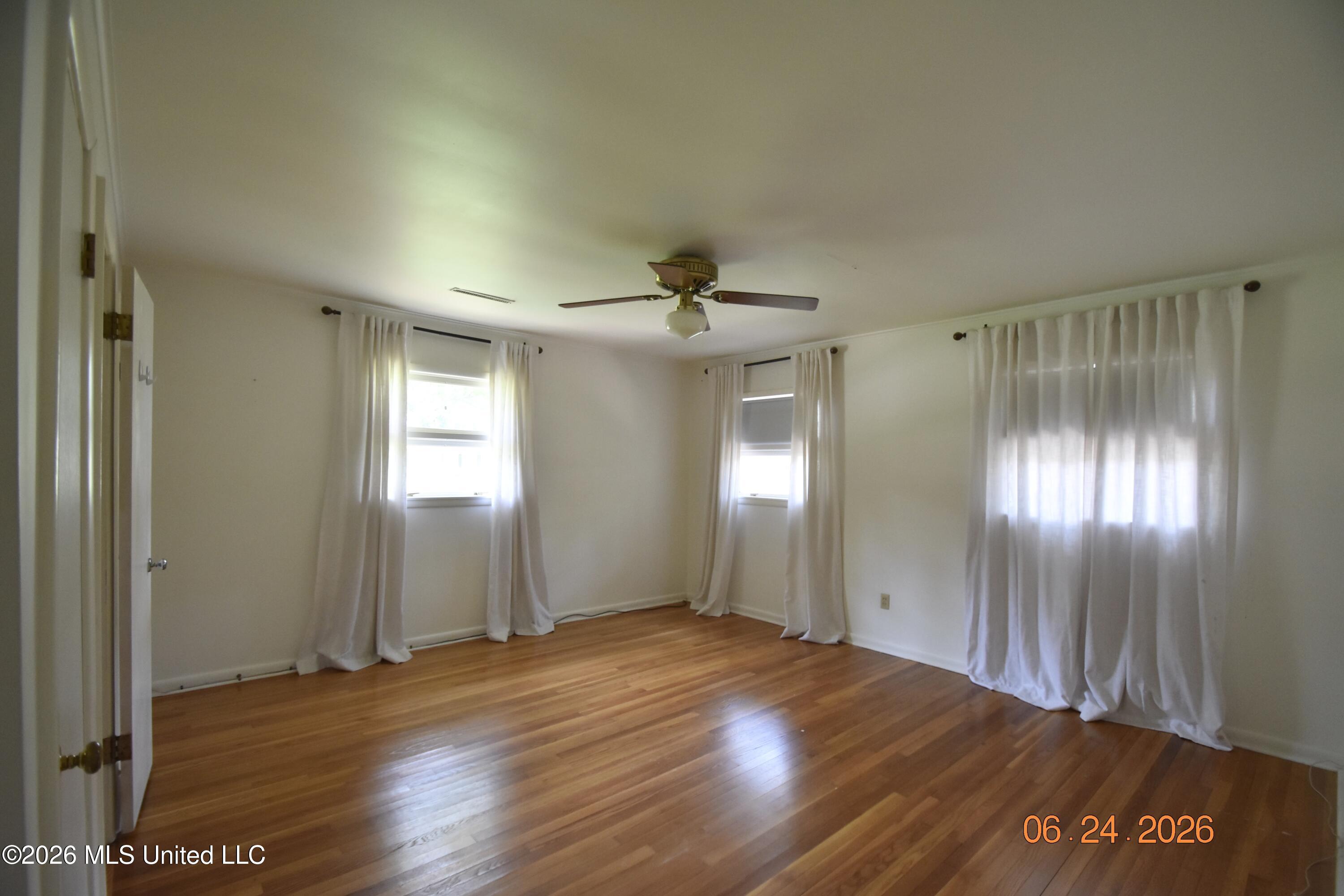 408 E Park Avenue Property Photo 11