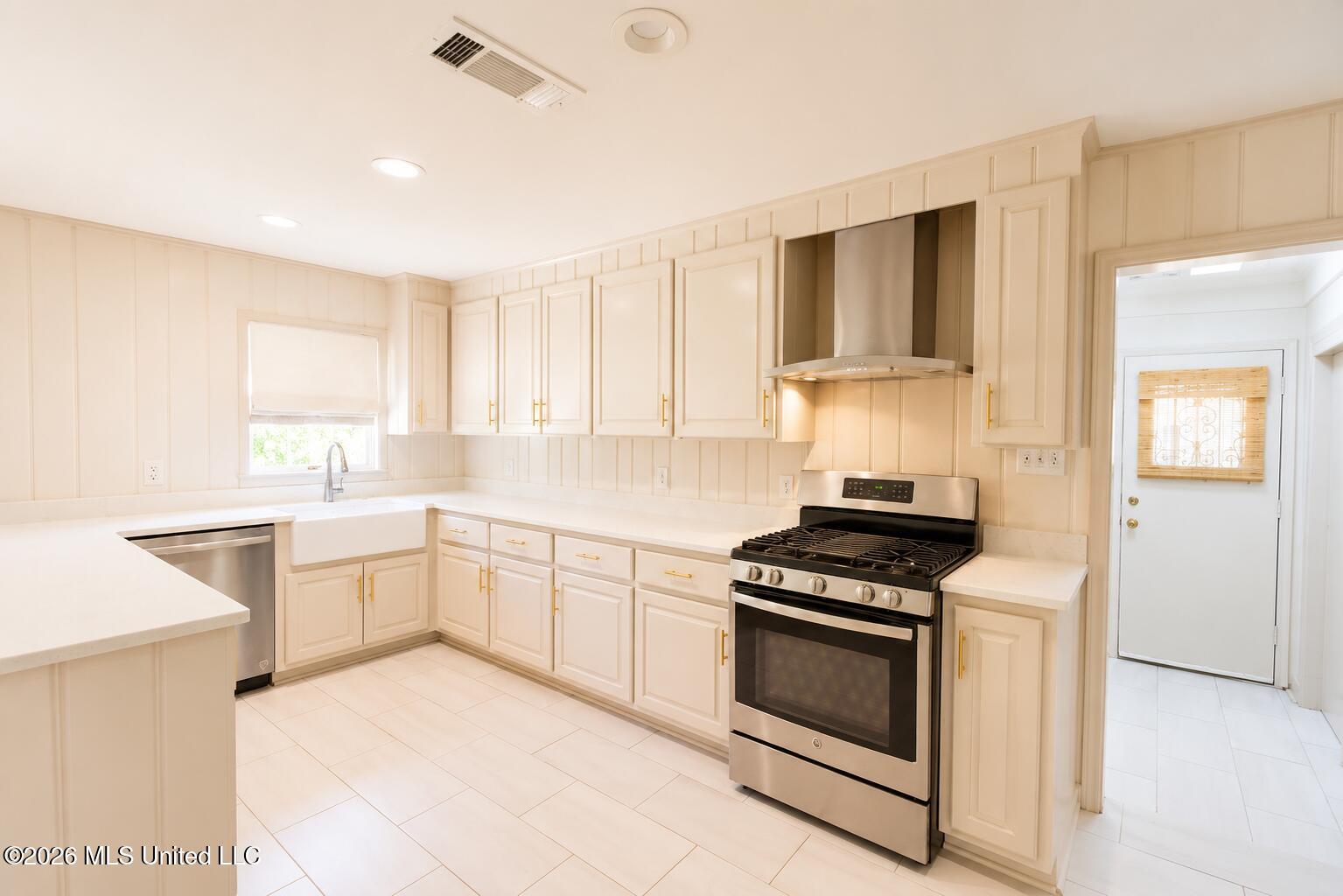 408 E Park Avenue Property Photo 11