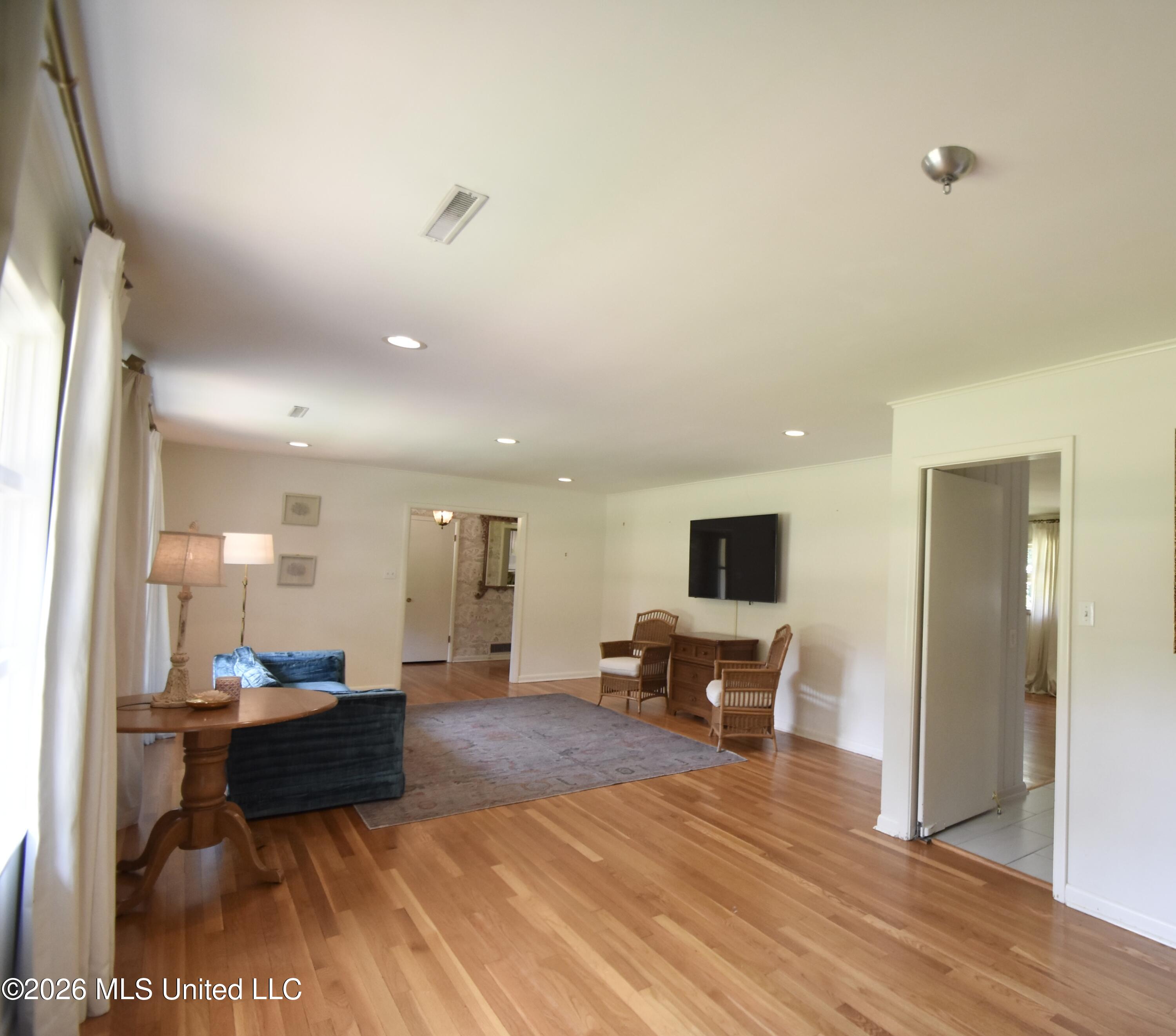408 E Park Avenue Property Photo 13