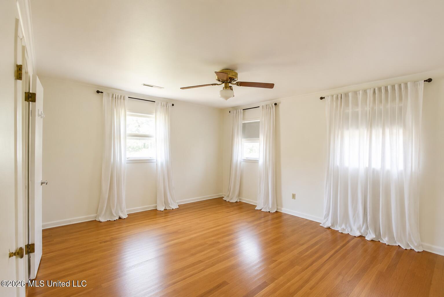 408 E Park Avenue Property Photo 14