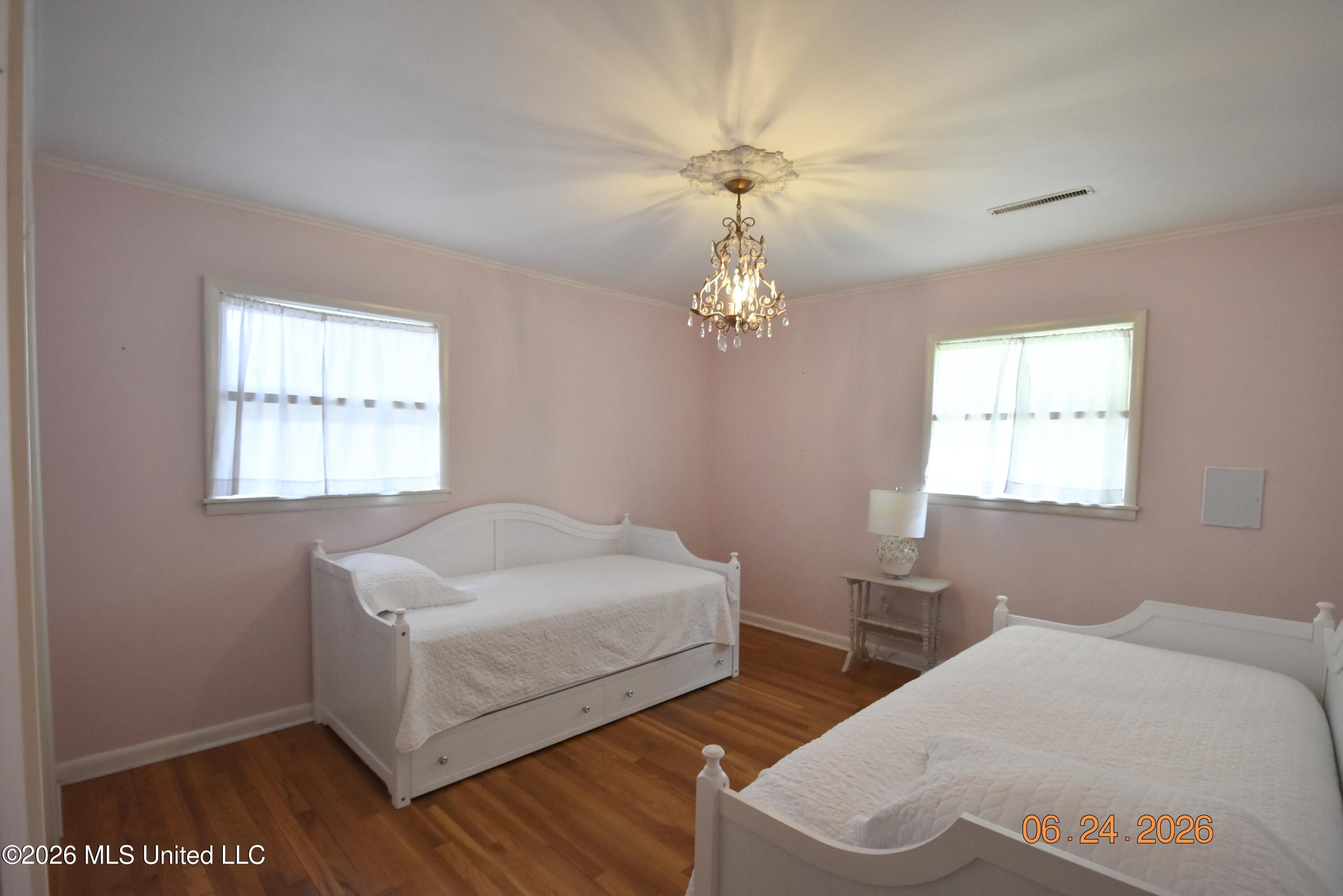 408 E Park Avenue Property Photo 15