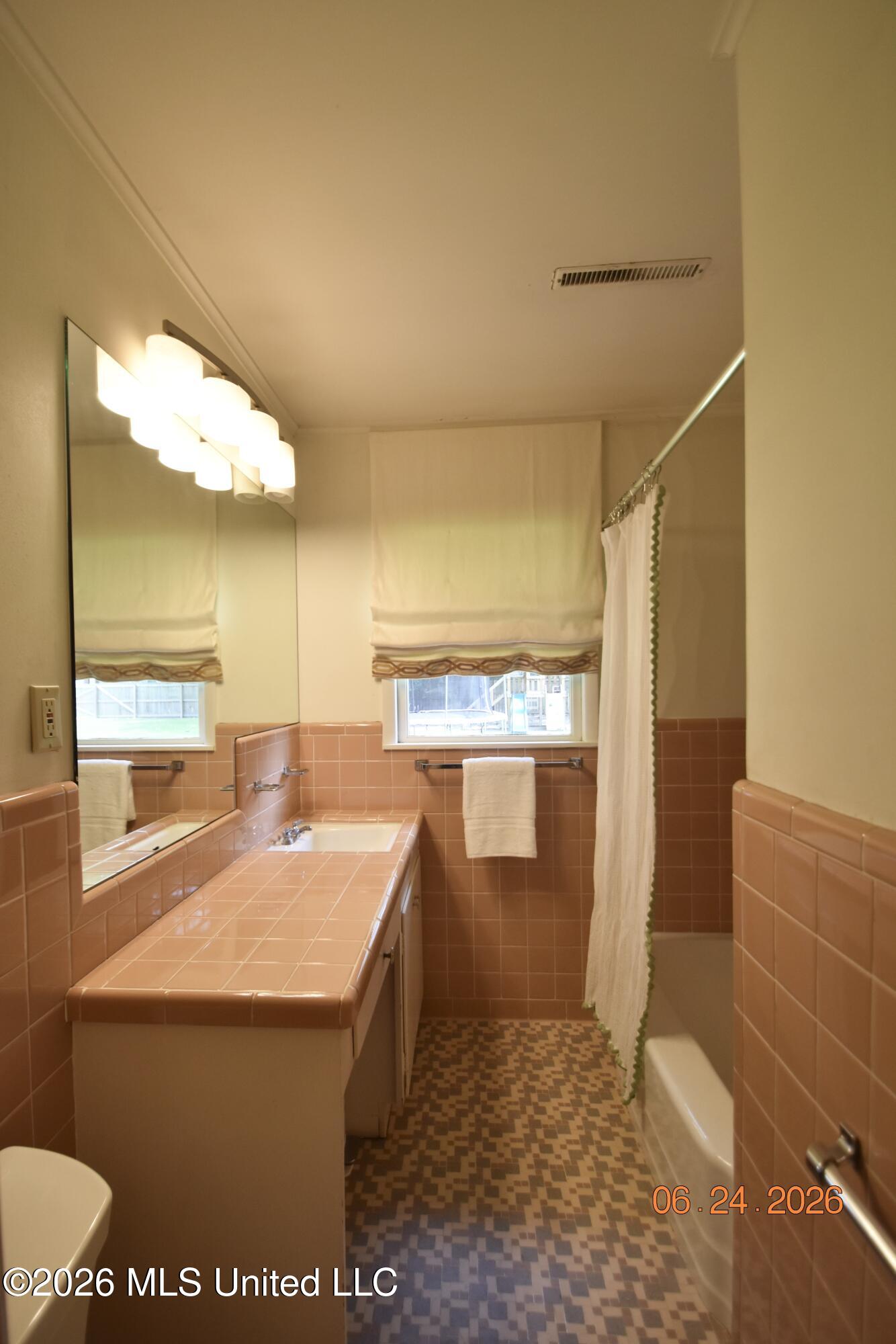 408 E Park Avenue Property Photo 17