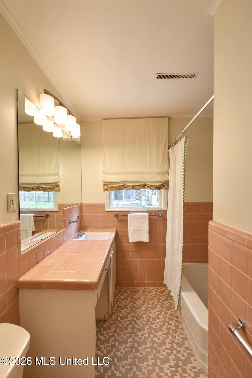 408 E Park Avenue Property Photo 18