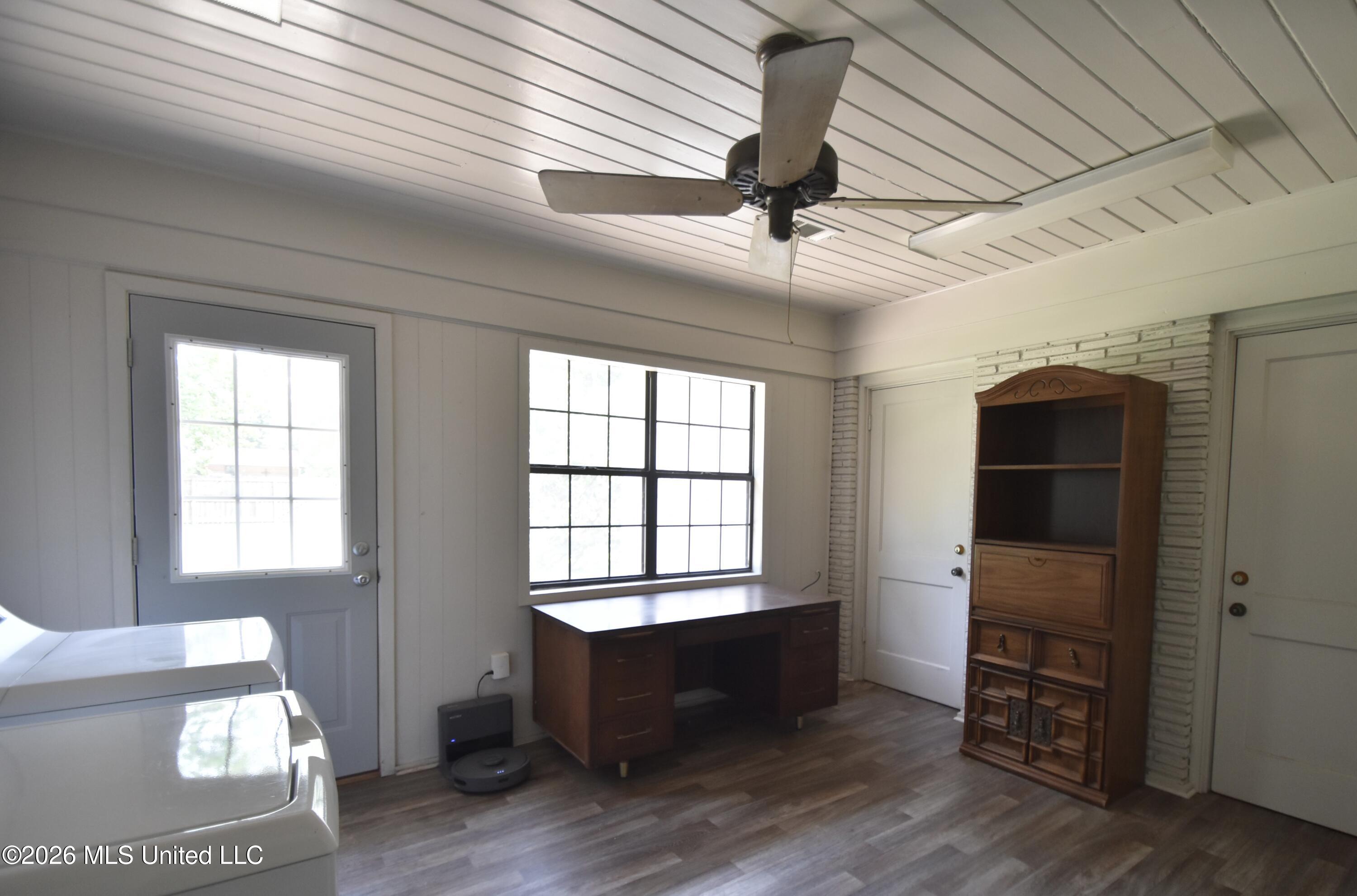 408 E Park Avenue Property Photo 20