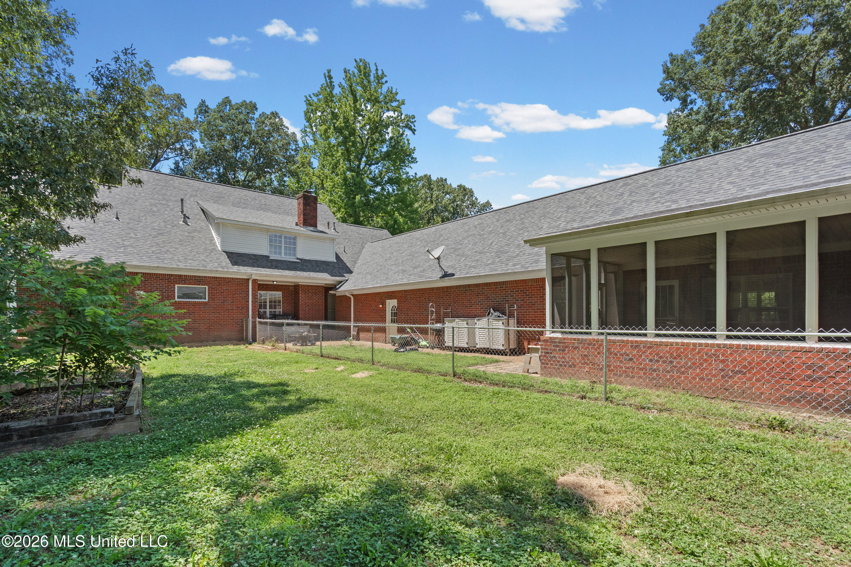 6460 Autumn Oaks Drive Property Photo 4