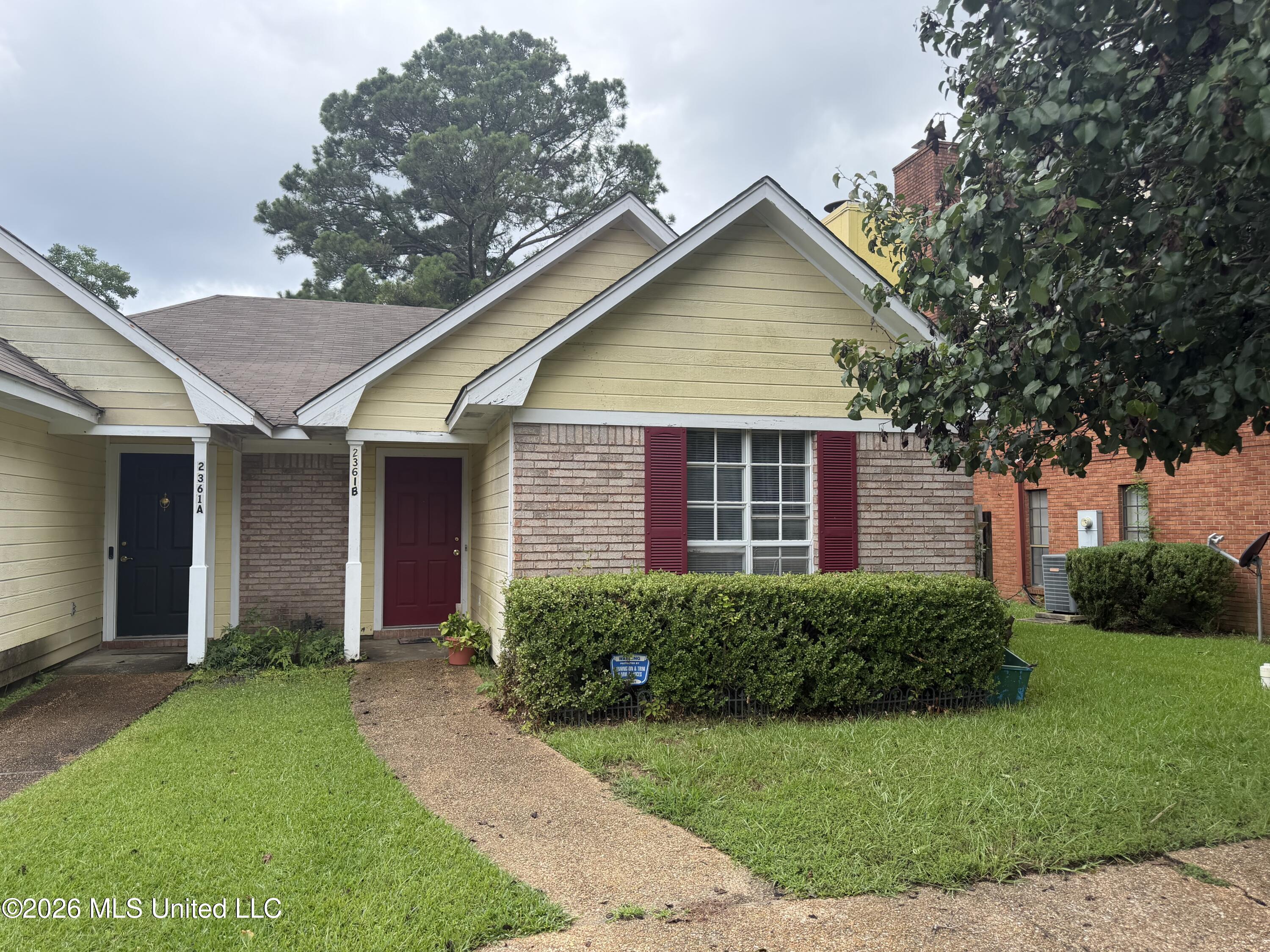 2361b River Oaks Boulevard Property Photo 1