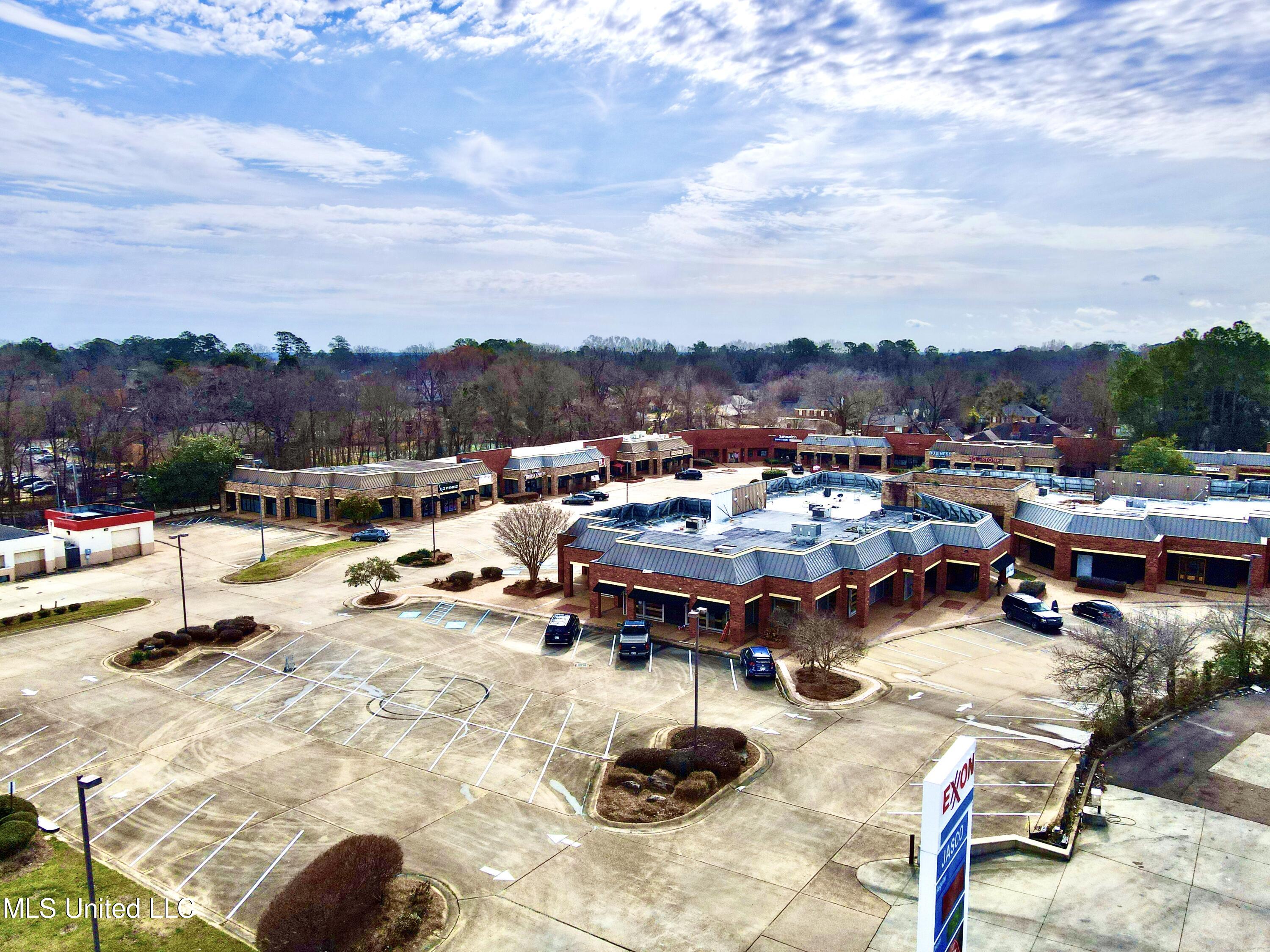 1625 E County Line Road Property Photo 1