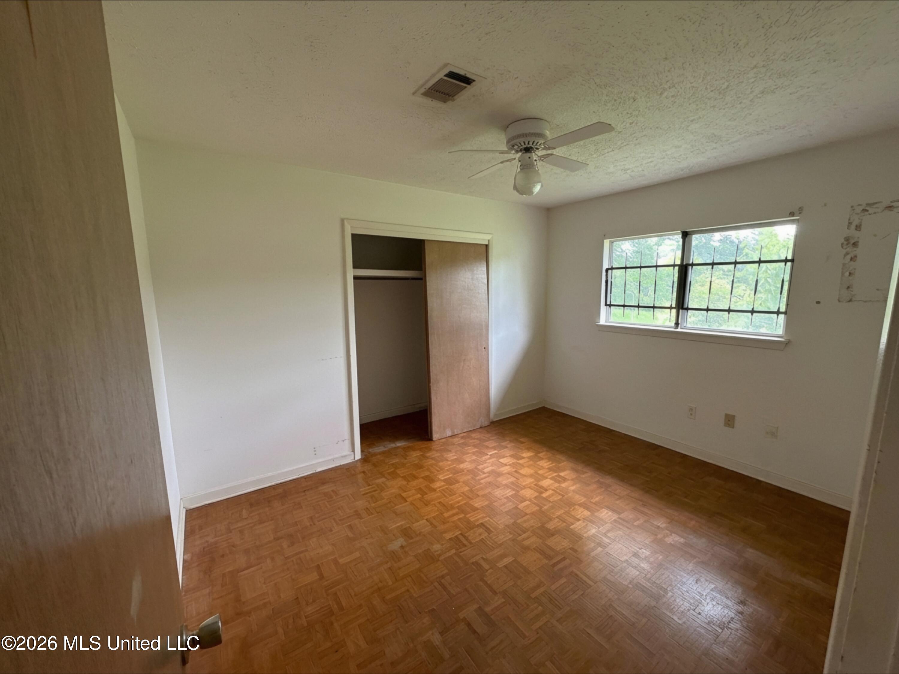 2002 Queensroad Avenue Property Photo 5