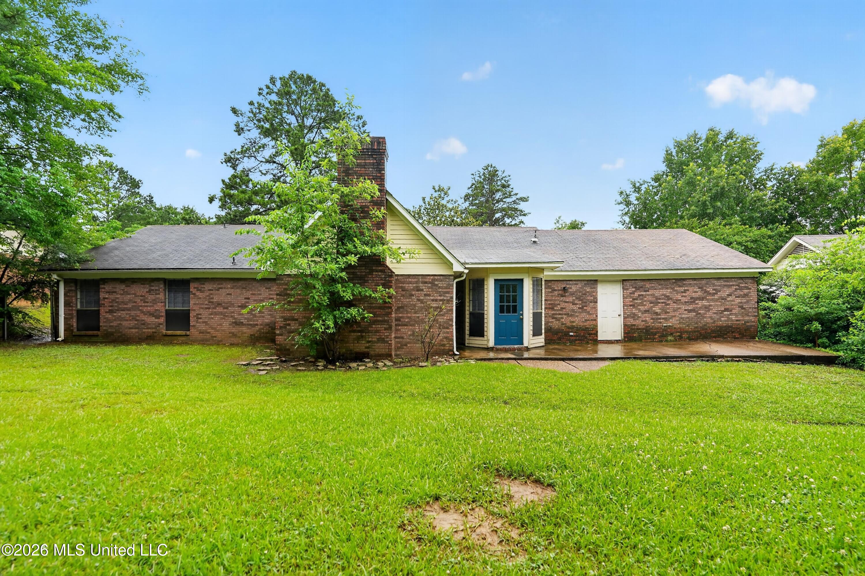 2050 Gateway Drive Property Photo 2