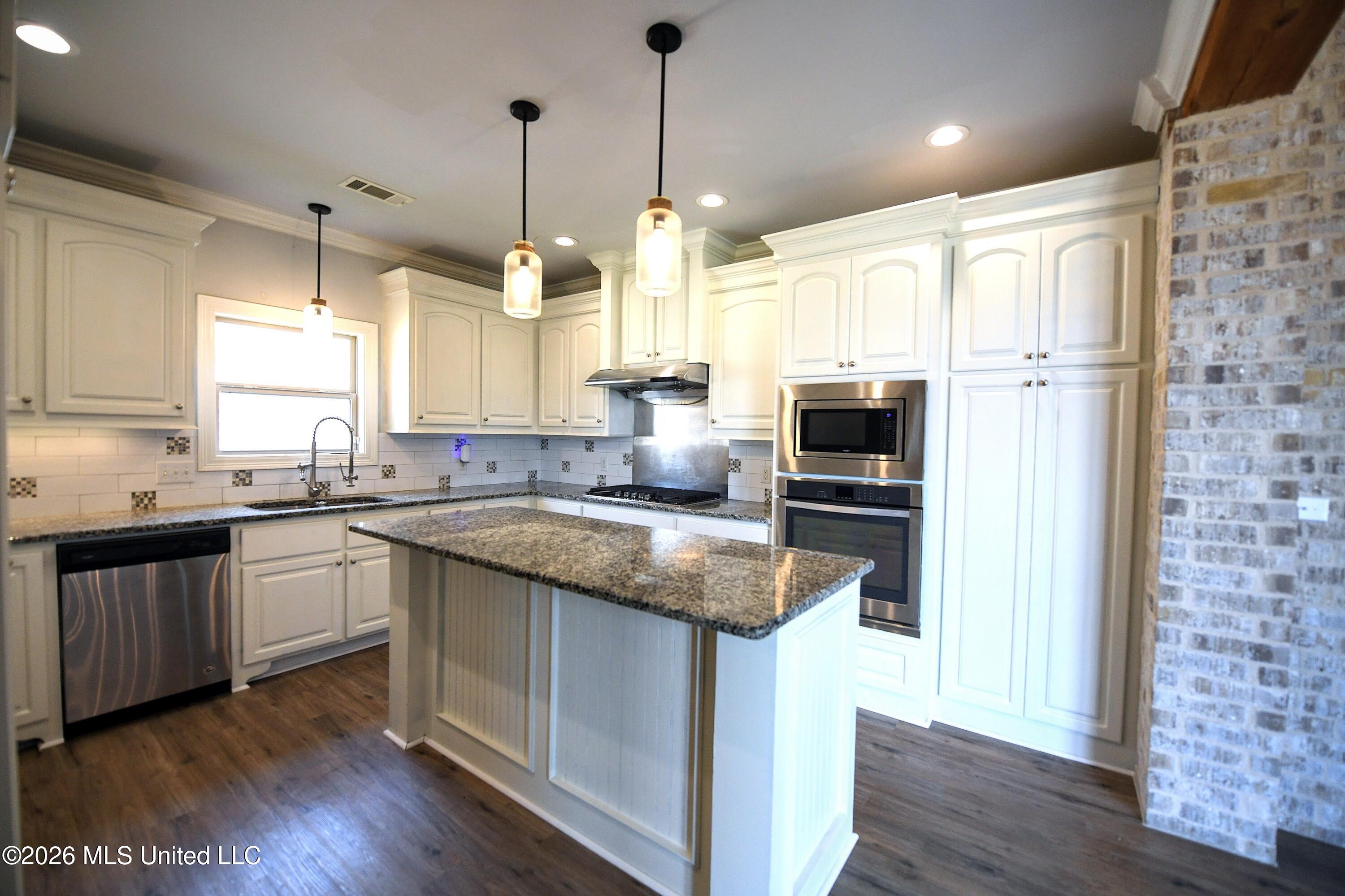 602 Emerald Court Property Photo 8