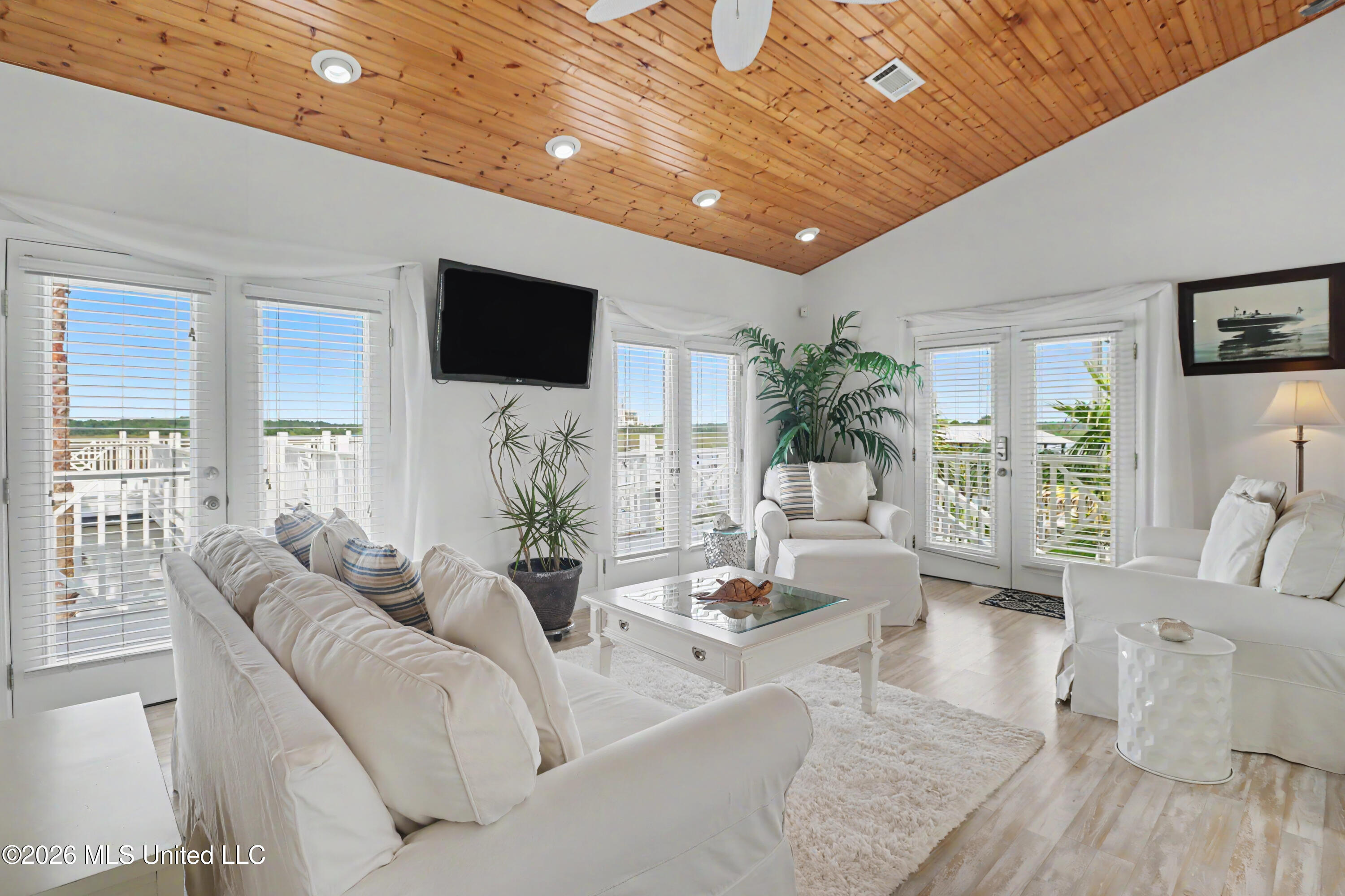 10157 S River Drive Property Photo 6
