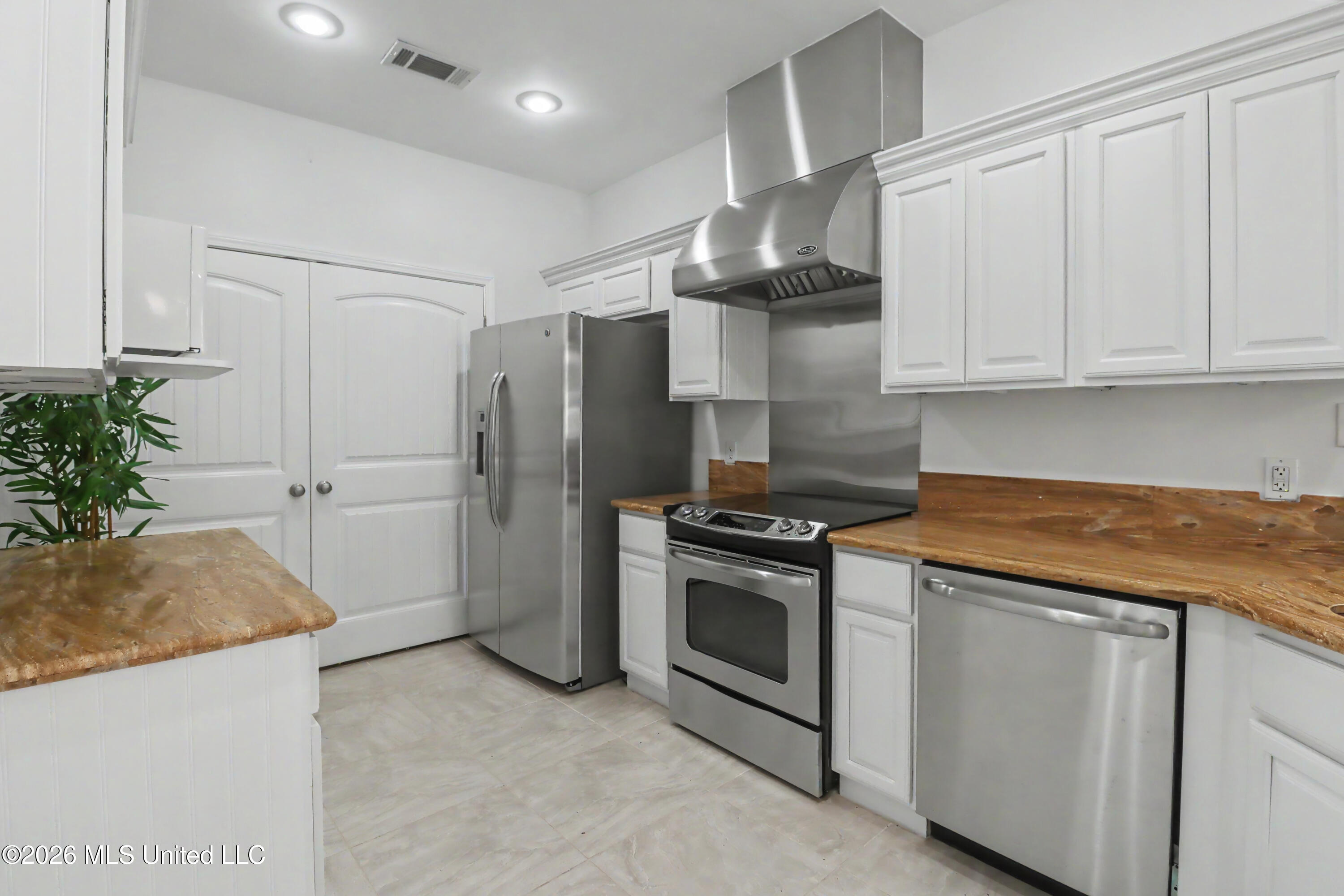 10157 S River Drive Property Photo 10