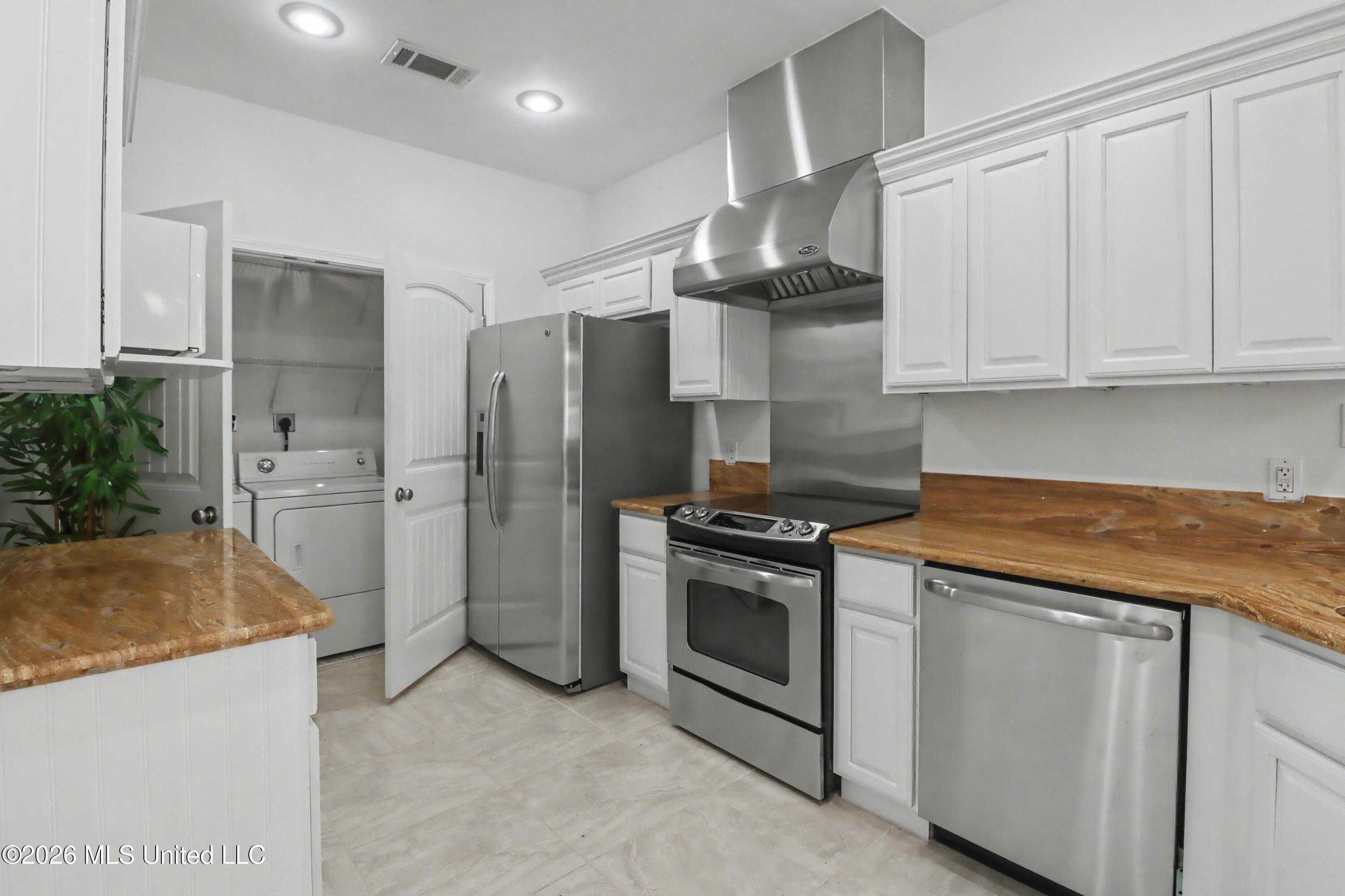 10157 S River Drive Property Photo 11