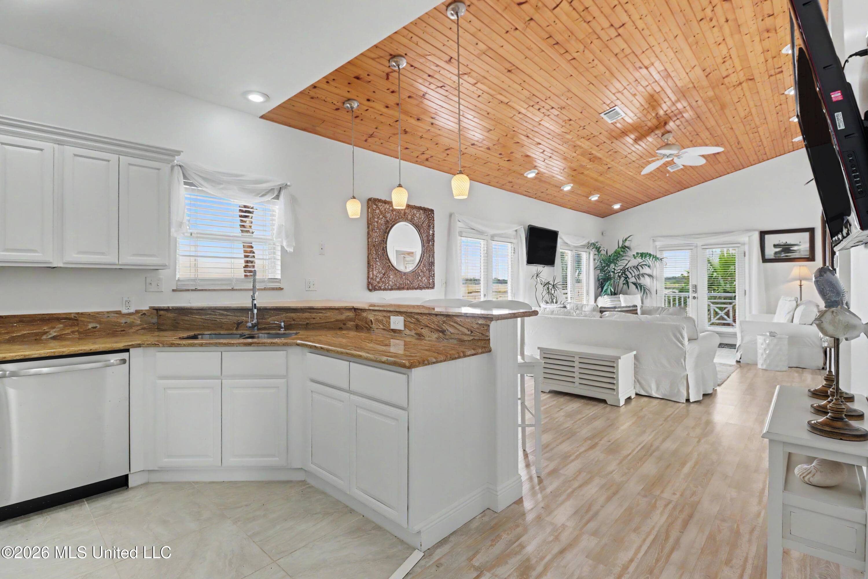 10157 S River Drive Property Photo 12