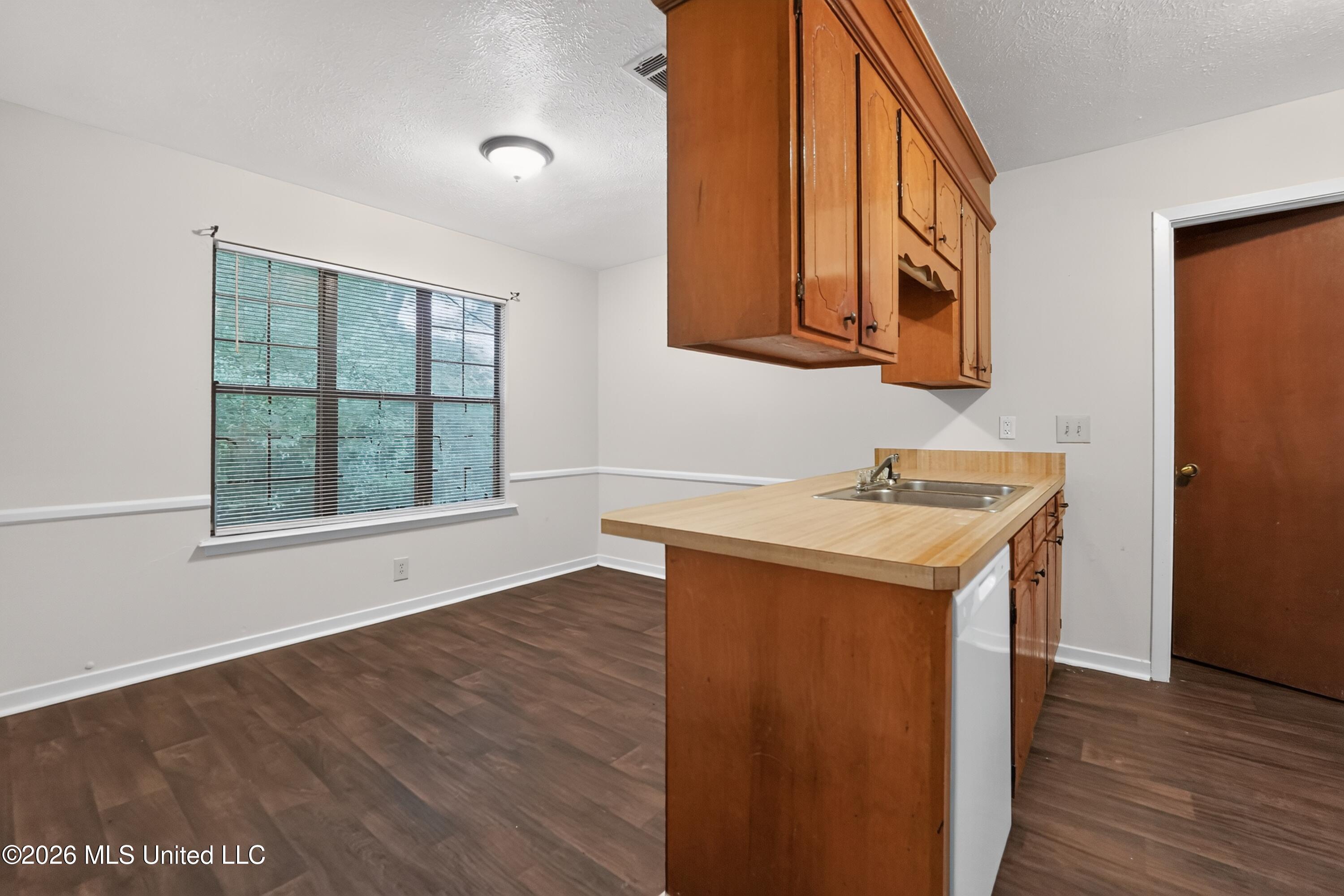 4525 Whitehaven Drive Property Photo 9