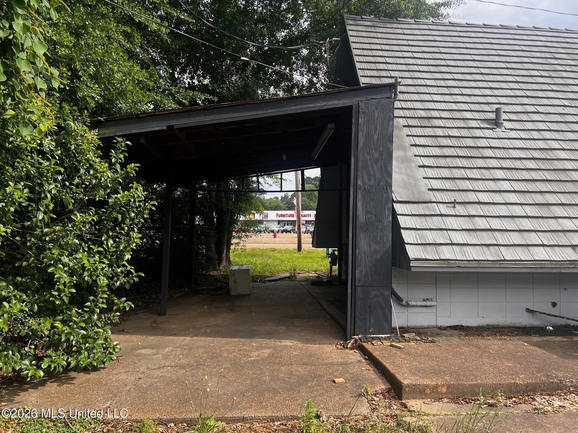 625 E Peace Street Property Photo 9