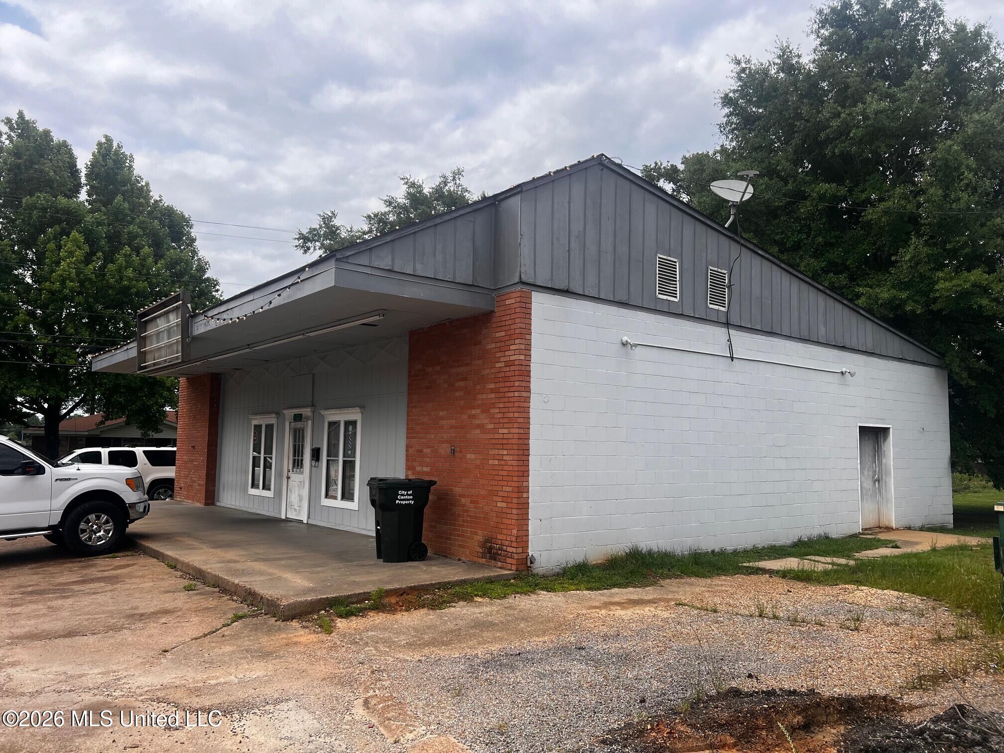 625 E Peace Street Property Photo 12