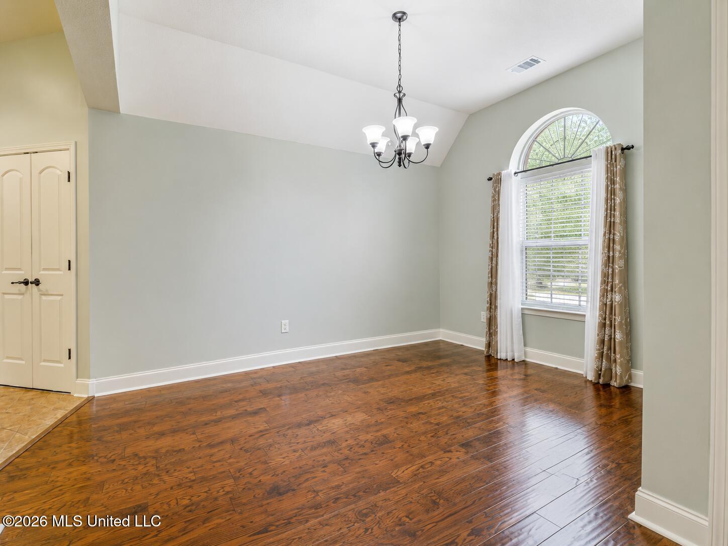 5854 Foxdale Loop Property Photo 6