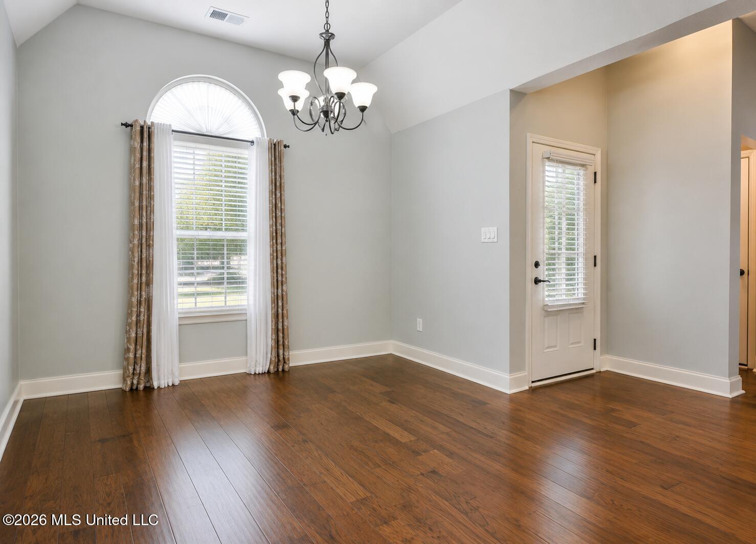 5854 Foxdale Loop Property Photo 7