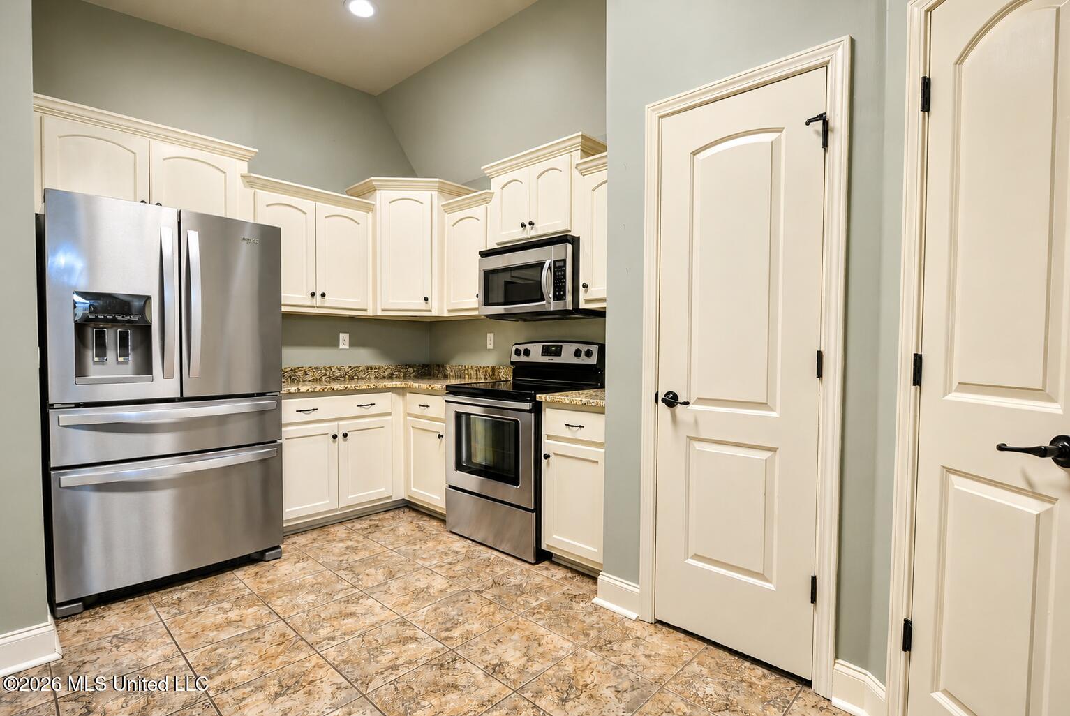 5854 Foxdale Loop Property Photo 10