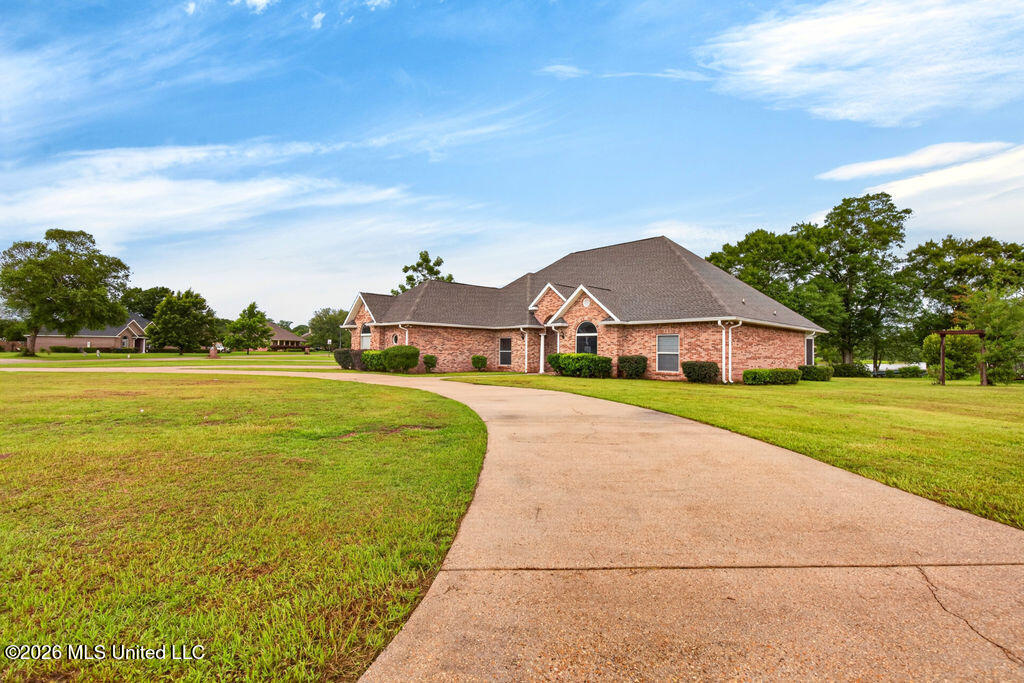 18241 E Robinwood East Drive Property Photo 4