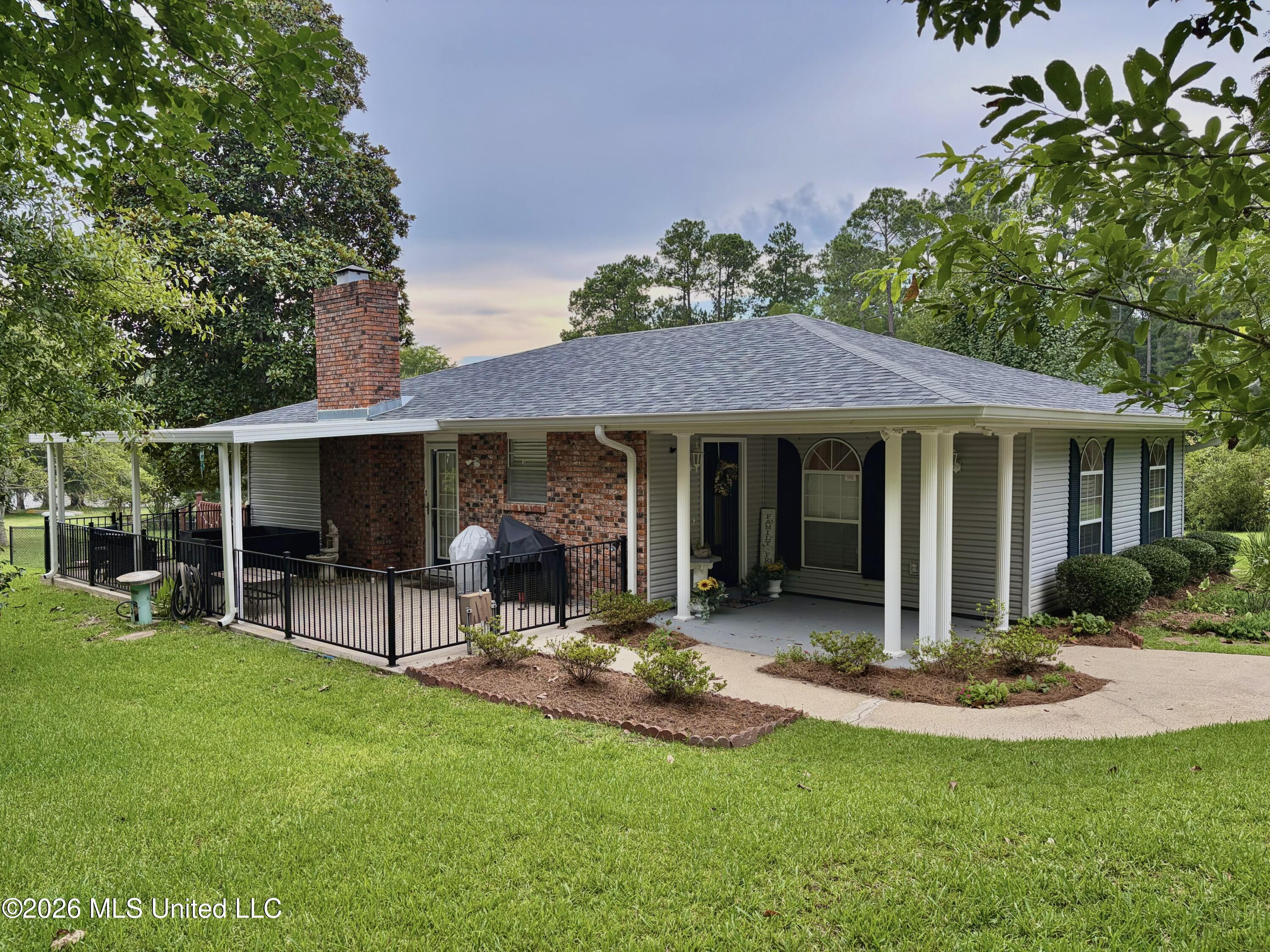 708 Lakeside Drive Property Photo 2