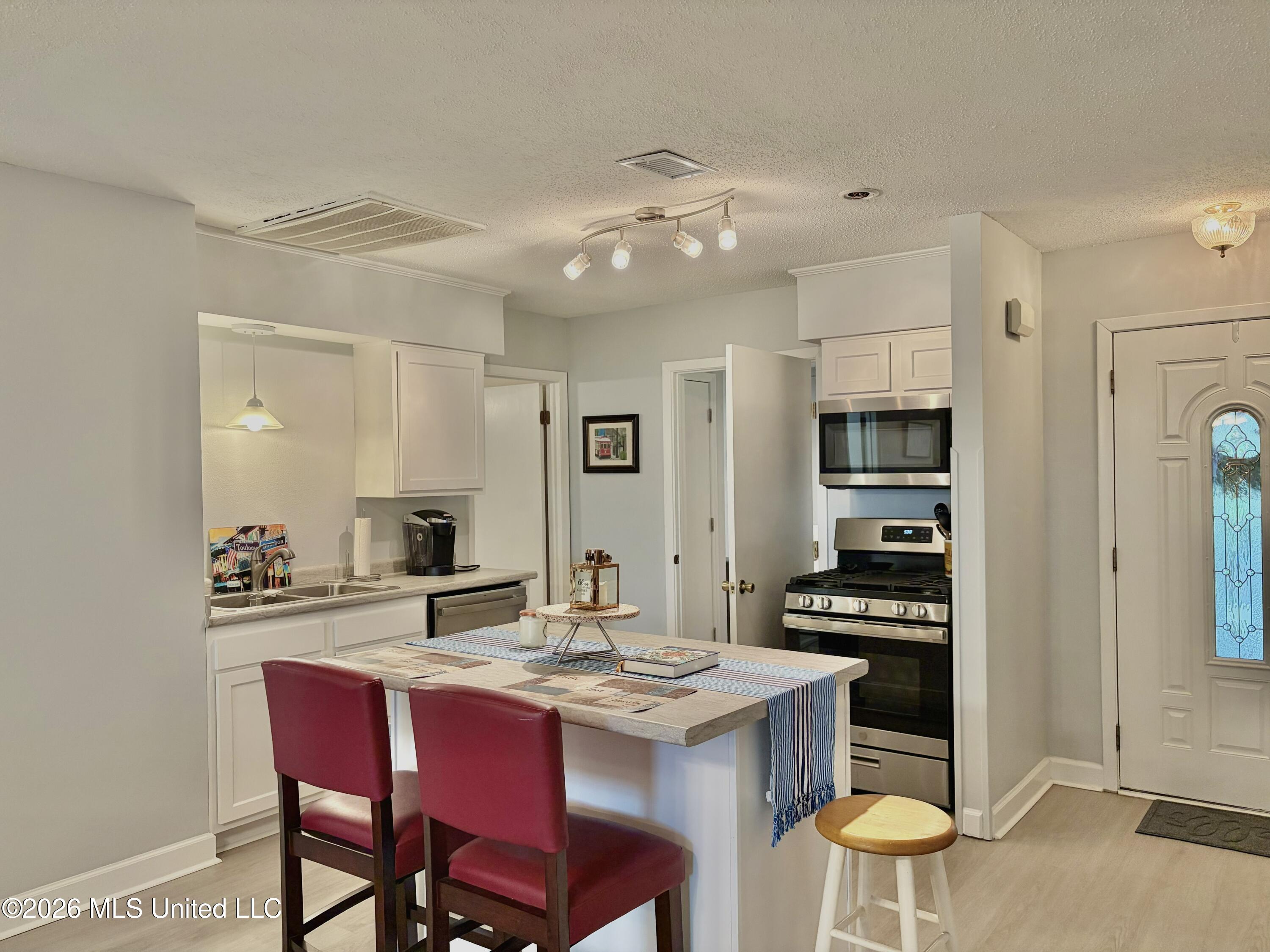 708 Lakeside Drive Property Photo 8