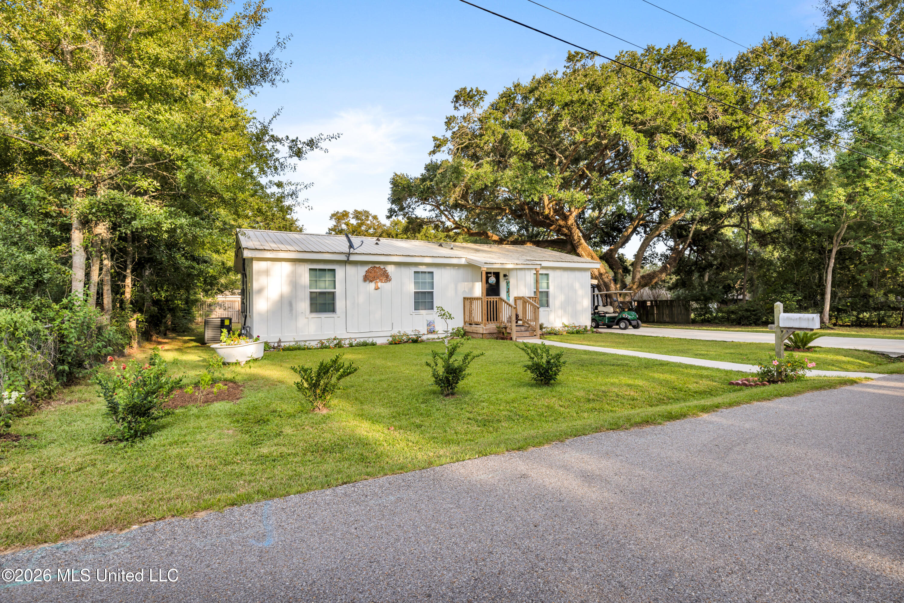 214 Simon Boulevard Property Photo 2