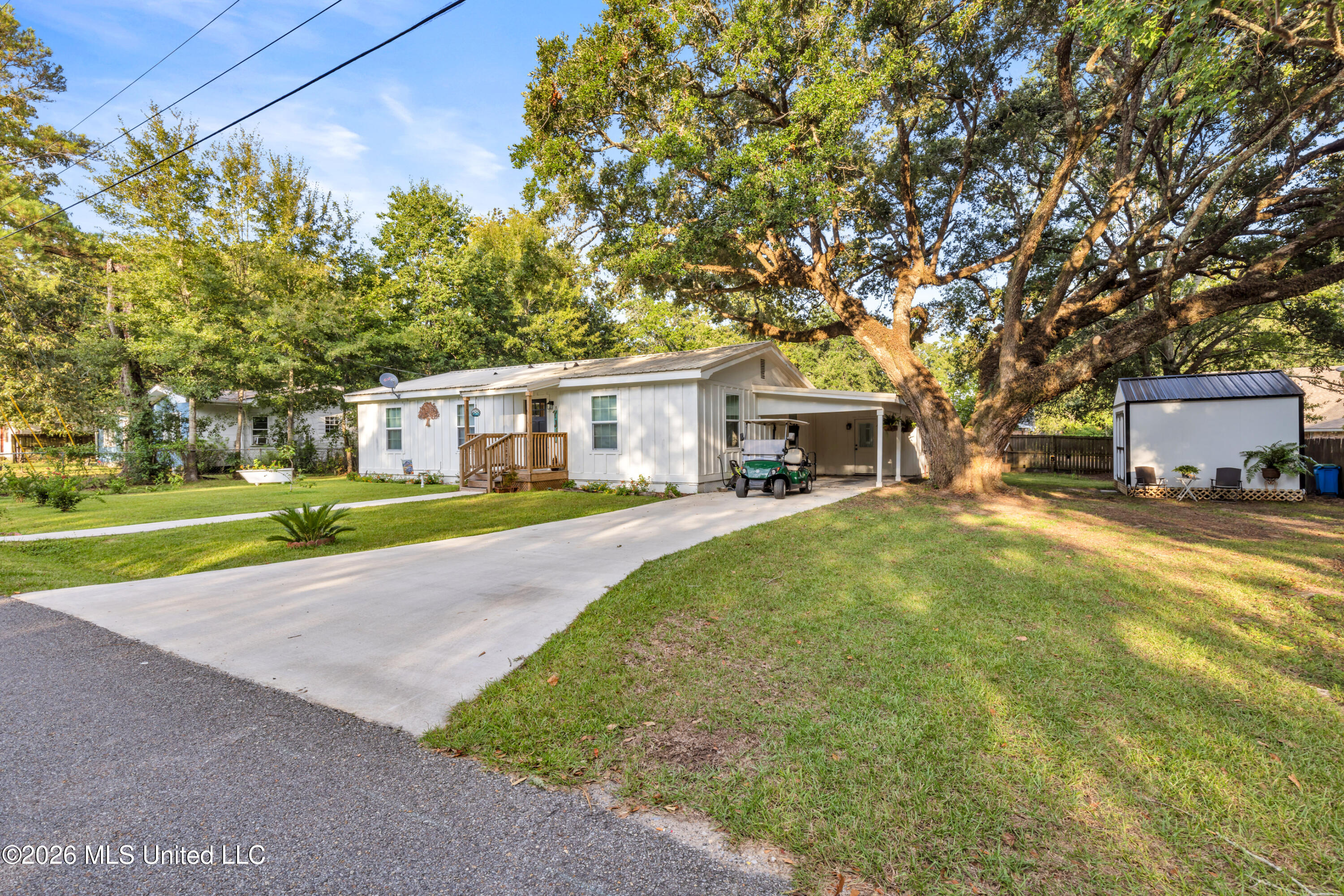214 Simon Boulevard Property Photo 3