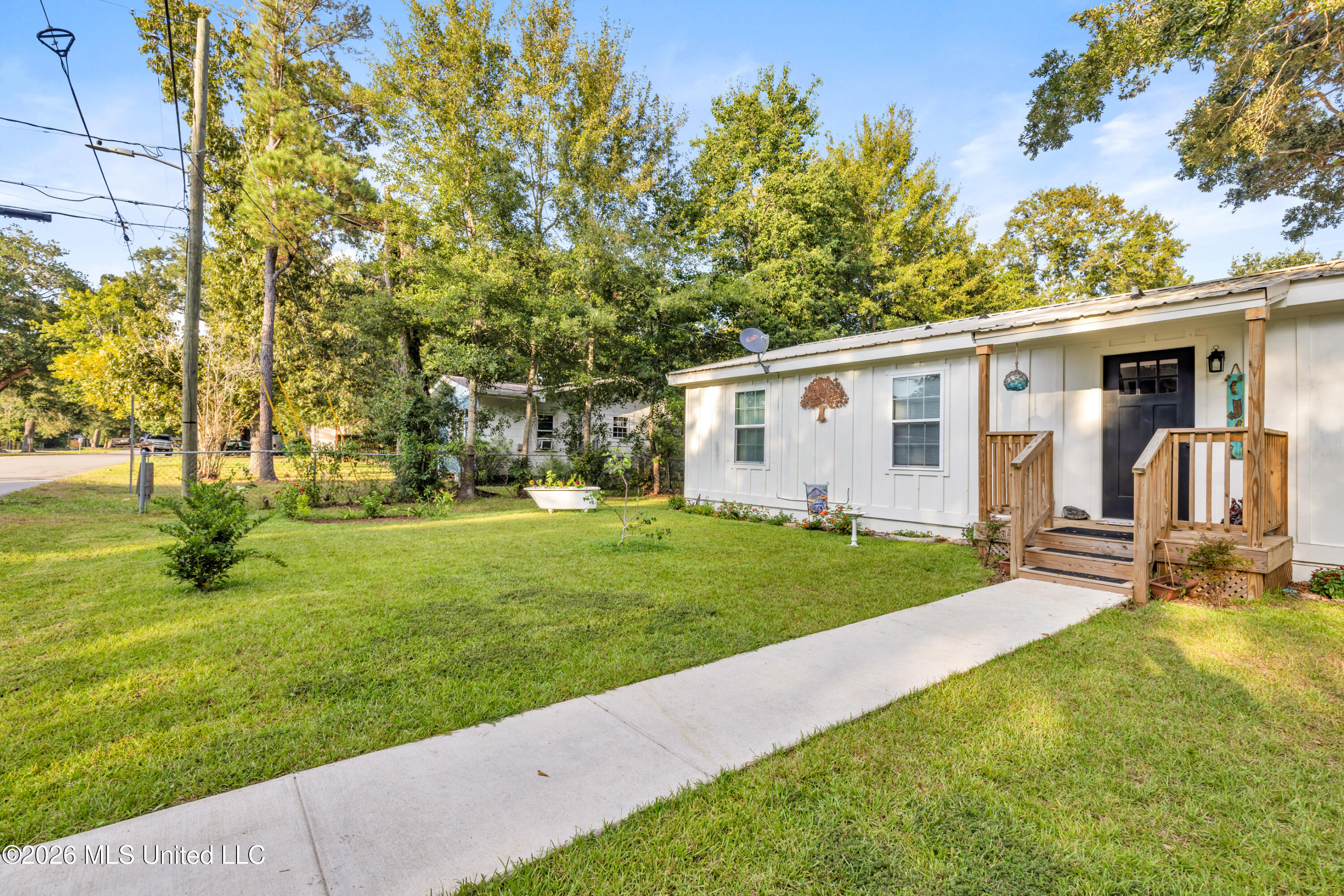 214 Simon Boulevard Property Photo 4