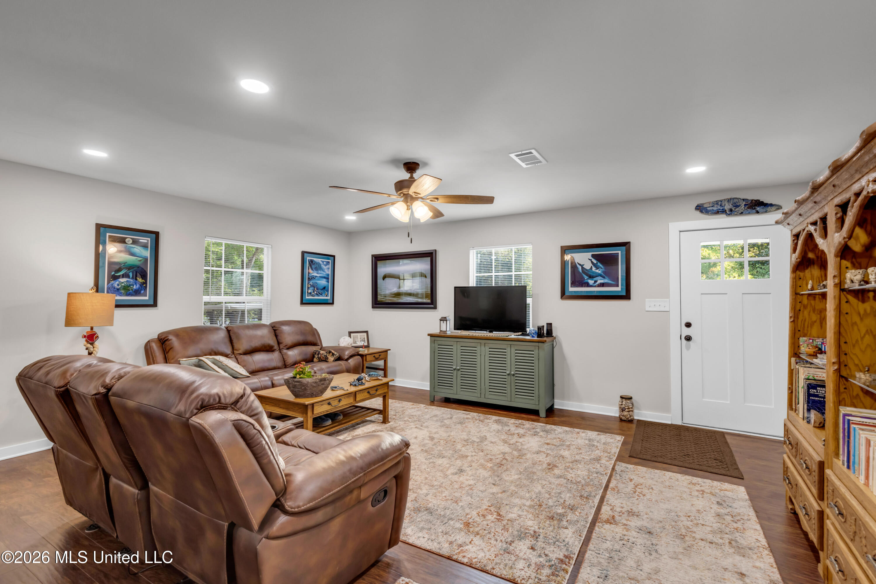 214 Simon Boulevard Property Photo 6