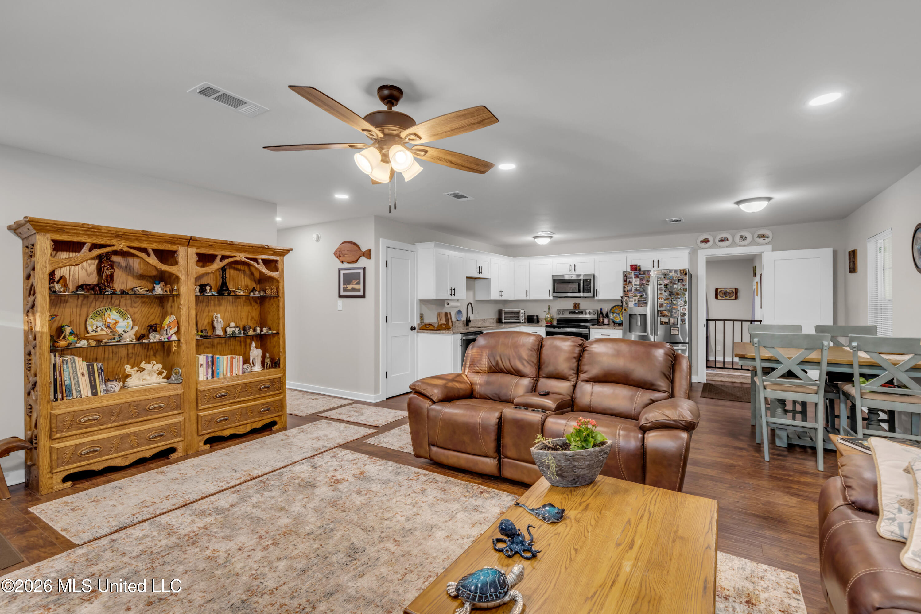 214 Simon Boulevard Property Photo 8