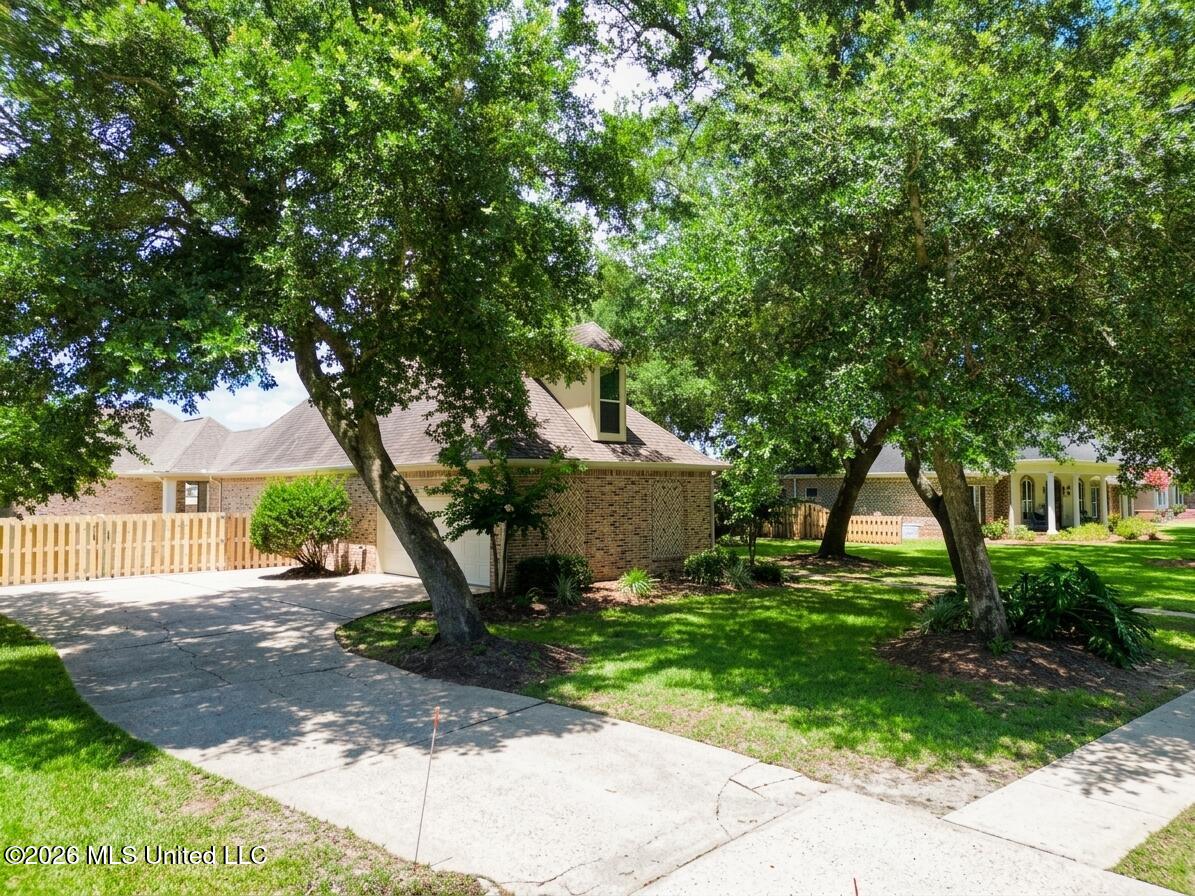 3024 Oakleigh Circle Property Photo 3