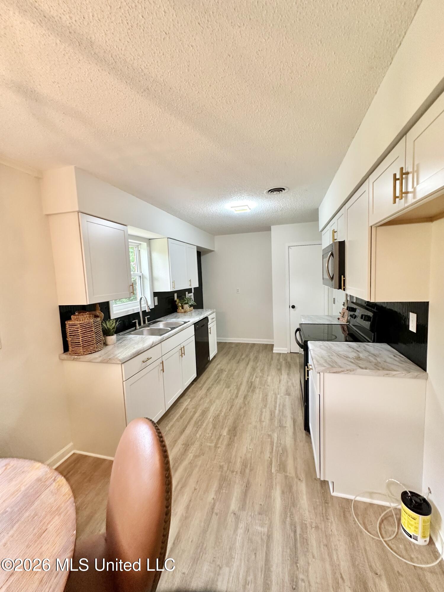 7760 Deerfield Cove Property Photo 6