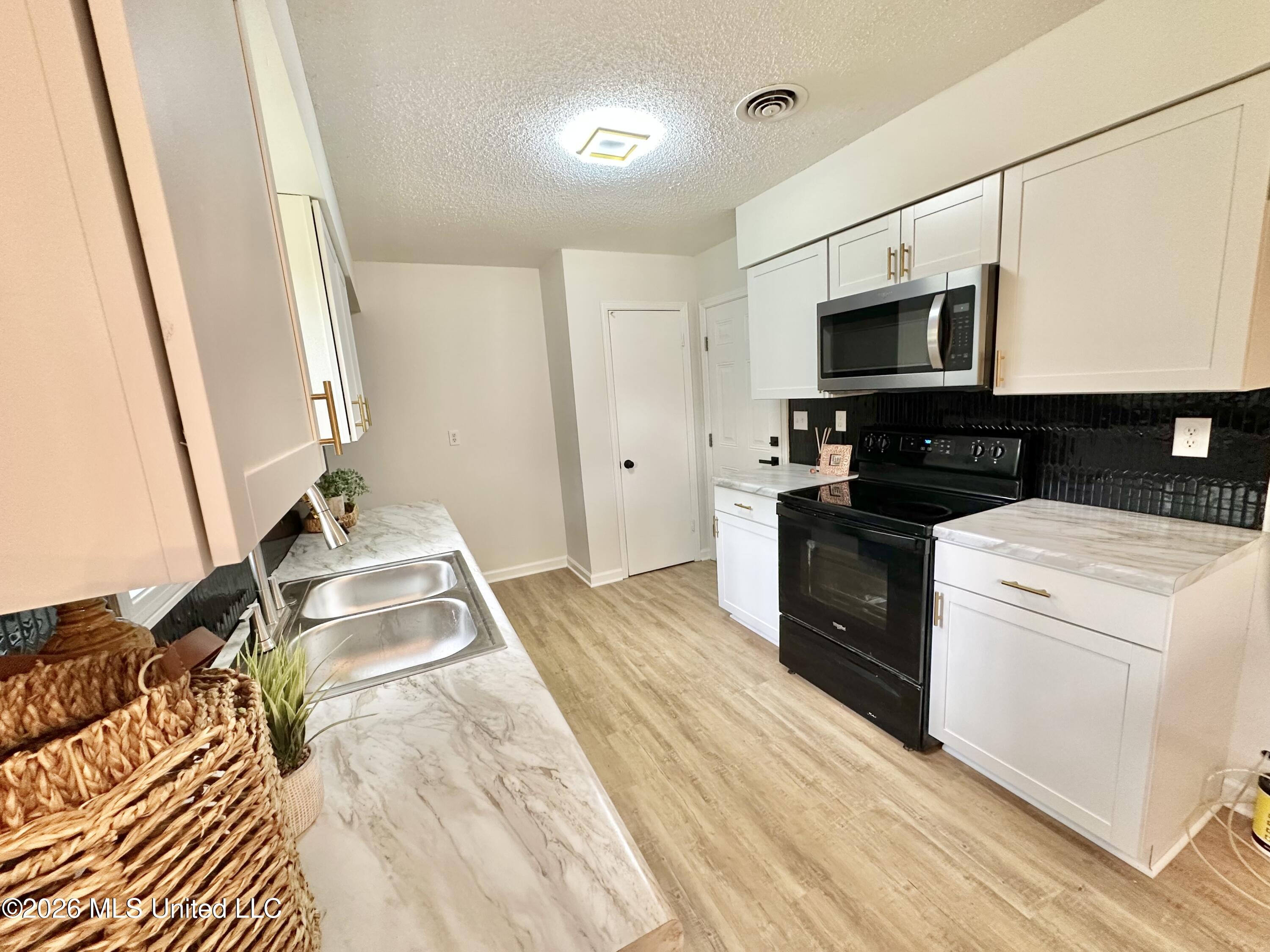 7760 Deerfield Cove Property Photo 7