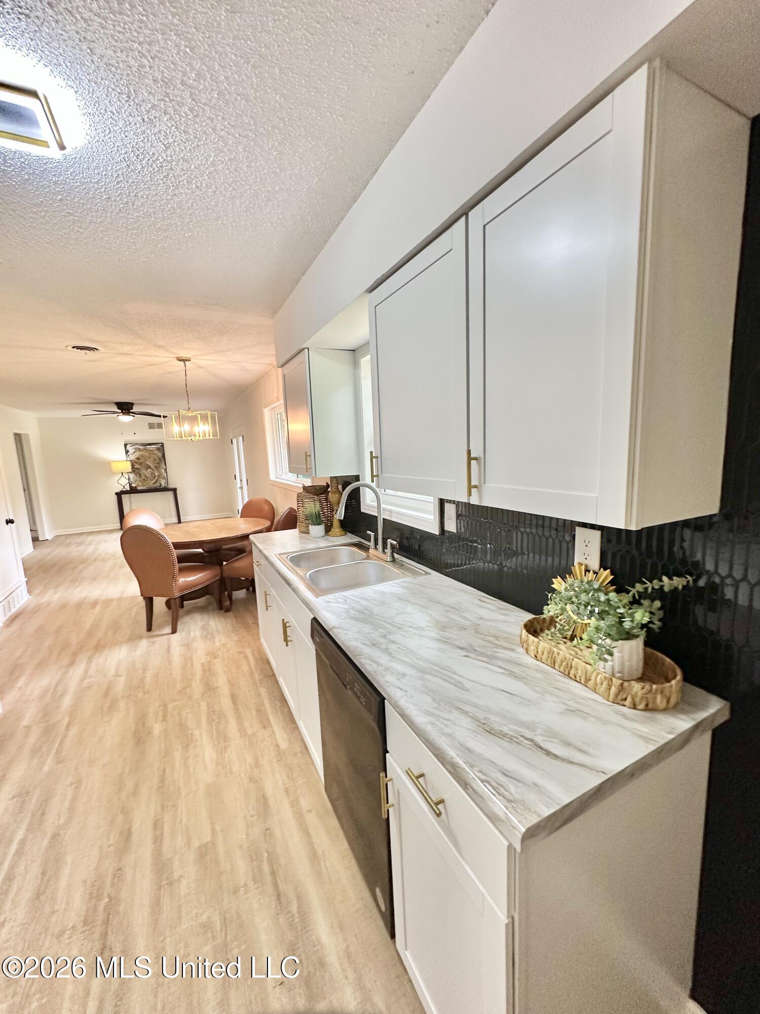 7760 Deerfield Cove Property Photo 8