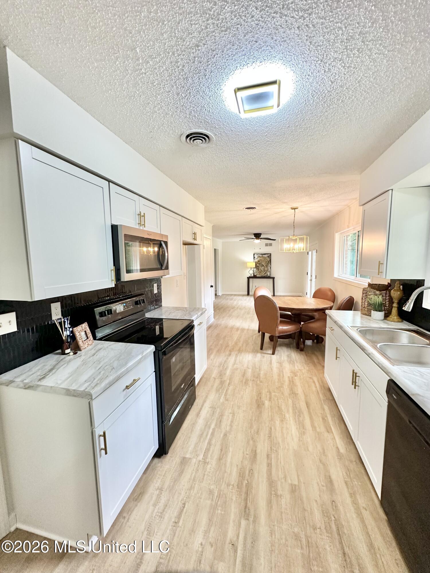 7760 Deerfield Cove Property Photo 9