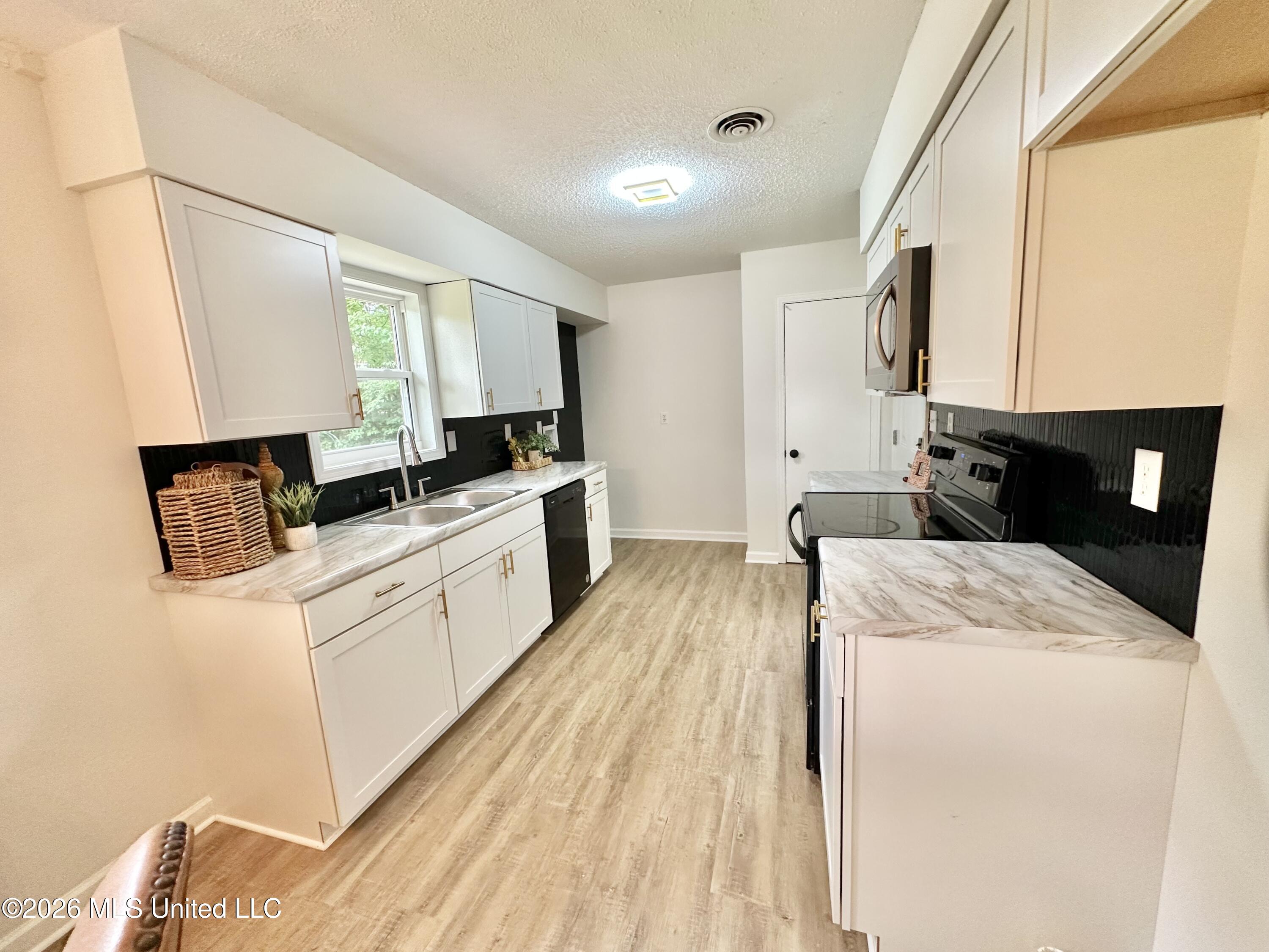 7760 Deerfield Cove Property Photo 14