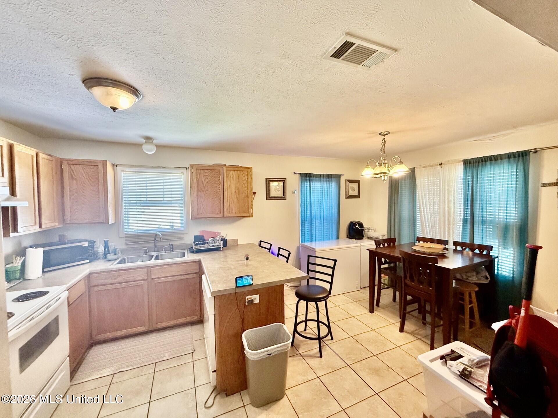 658 Union Street Property Photo 5