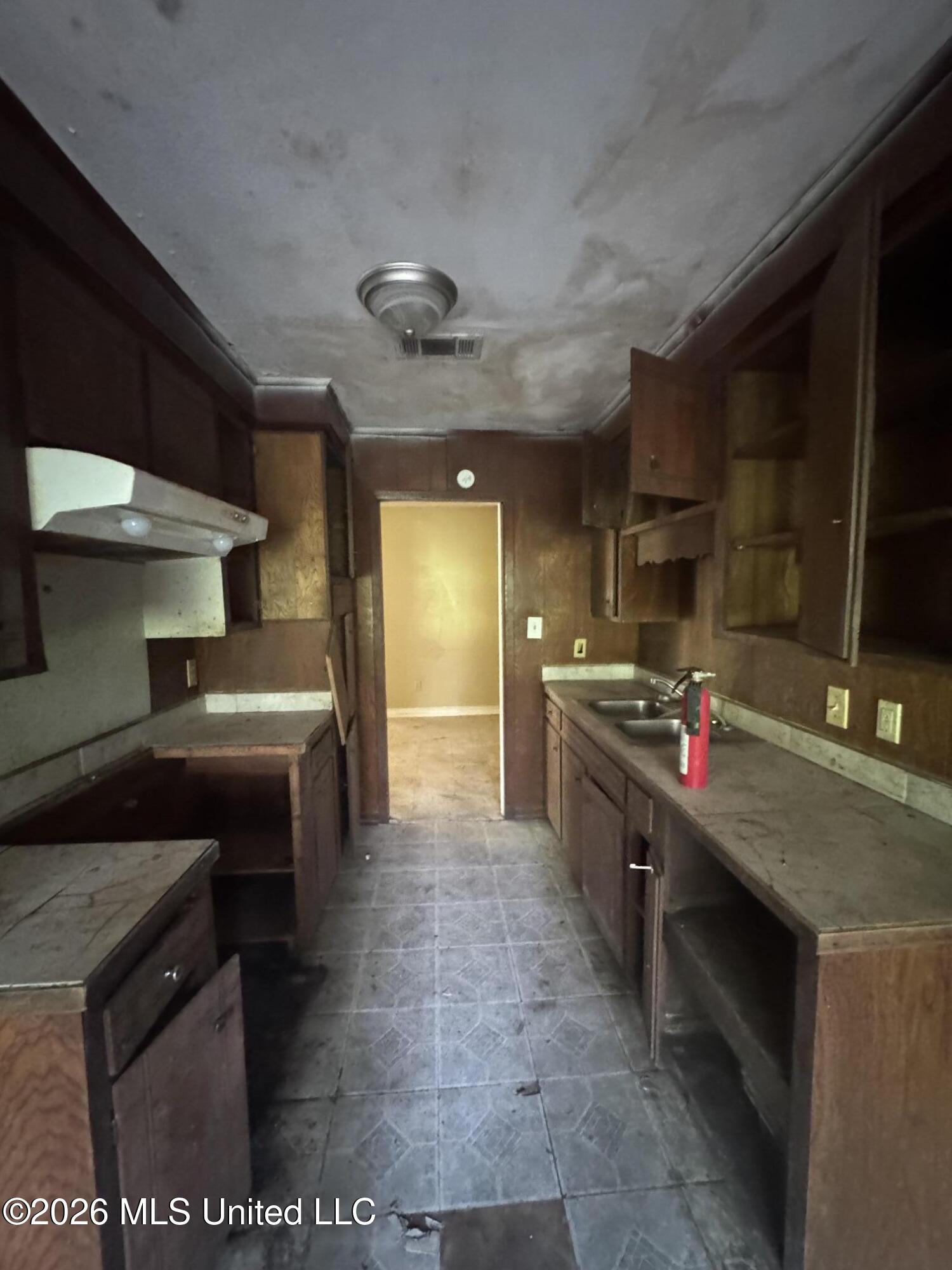 1975 Teakwood Drive Property Photo 6