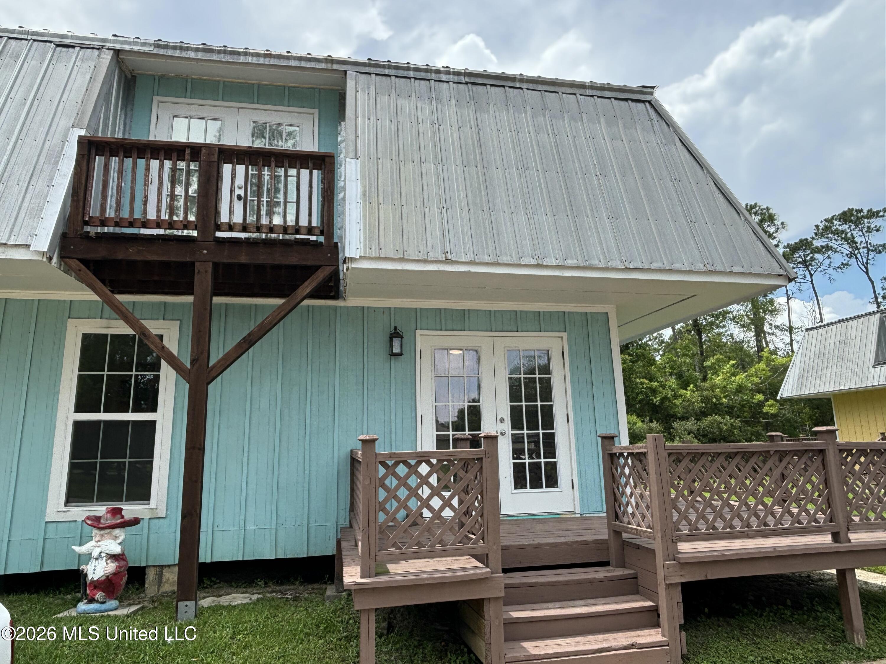 590 Royal Oak Drive Property Photo 1