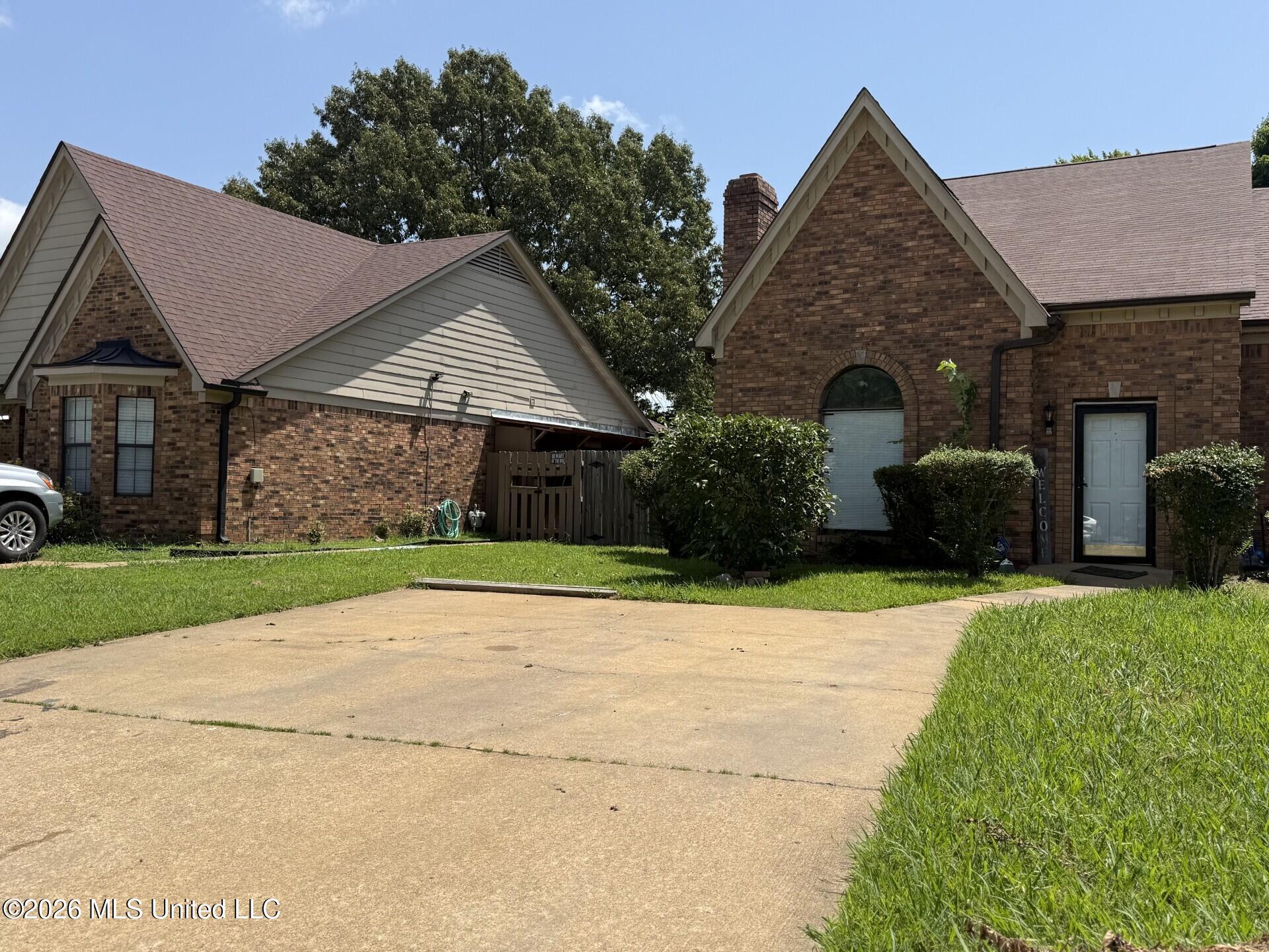 7090 Greenbriar Drive Property Photo 1