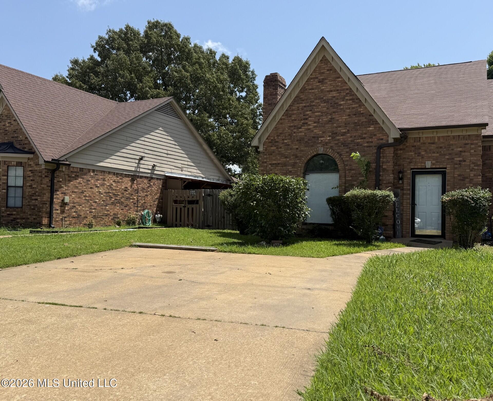 7090 Greenbriar Drive Property Photo 5