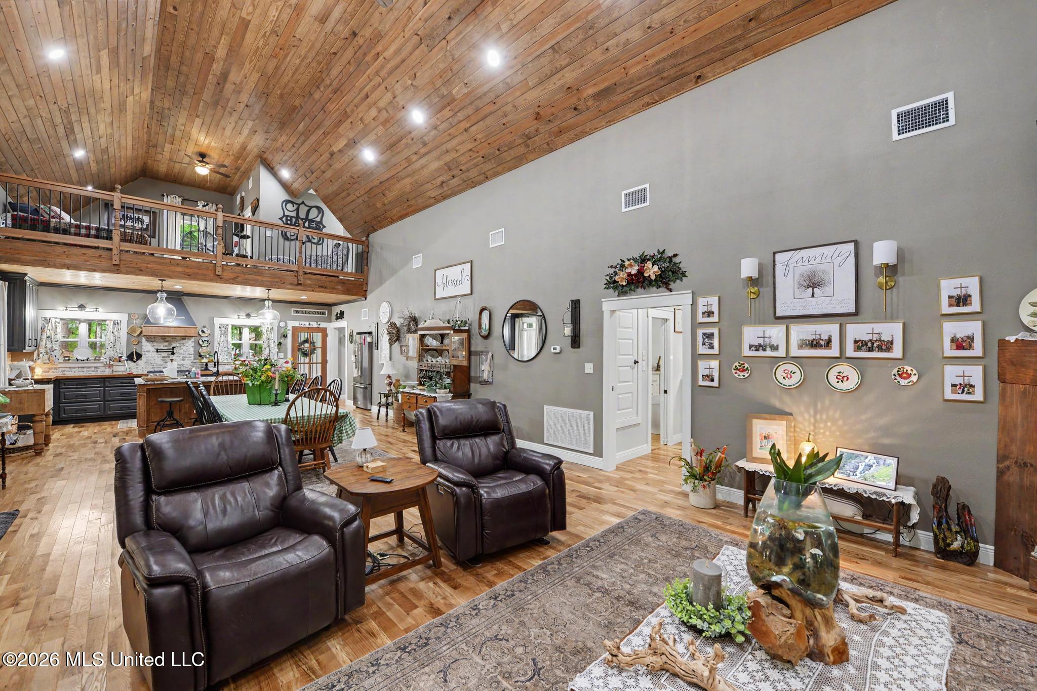 445 Live Oak Drive Property Photo 8