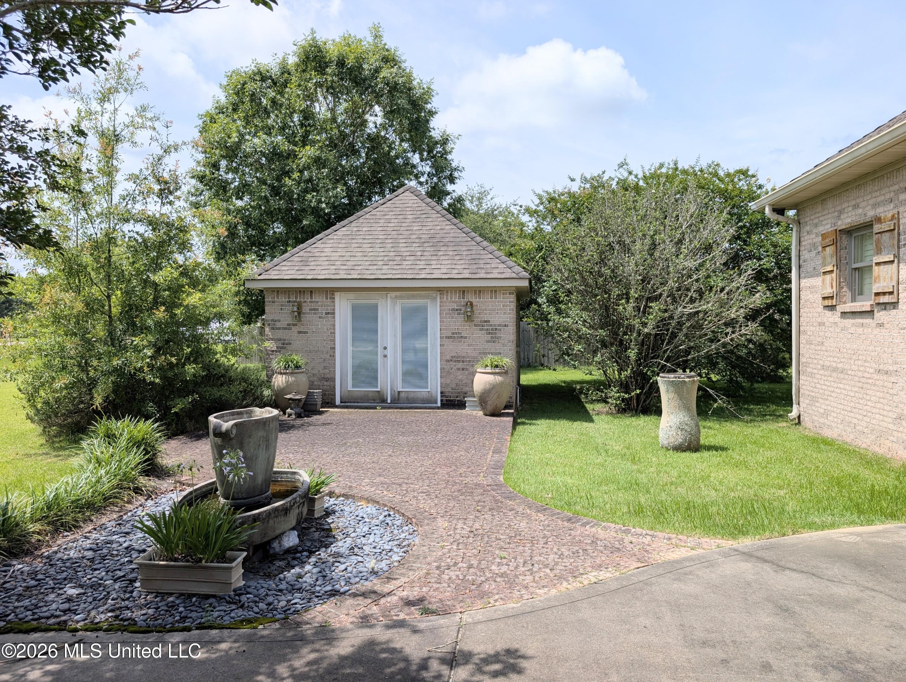 18254 Robinwood East Drive Property Photo 16