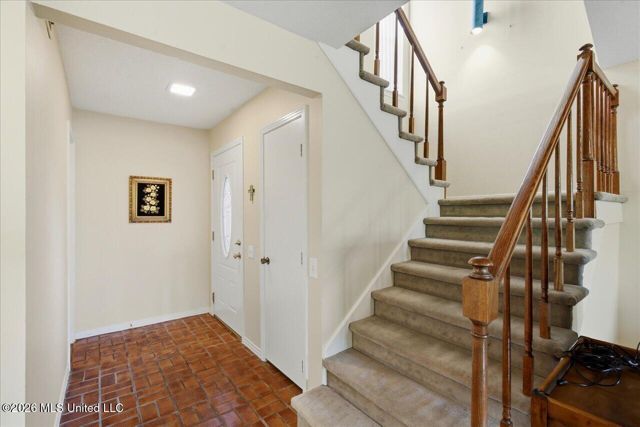 48 Roundtree Circle Property Photo 9