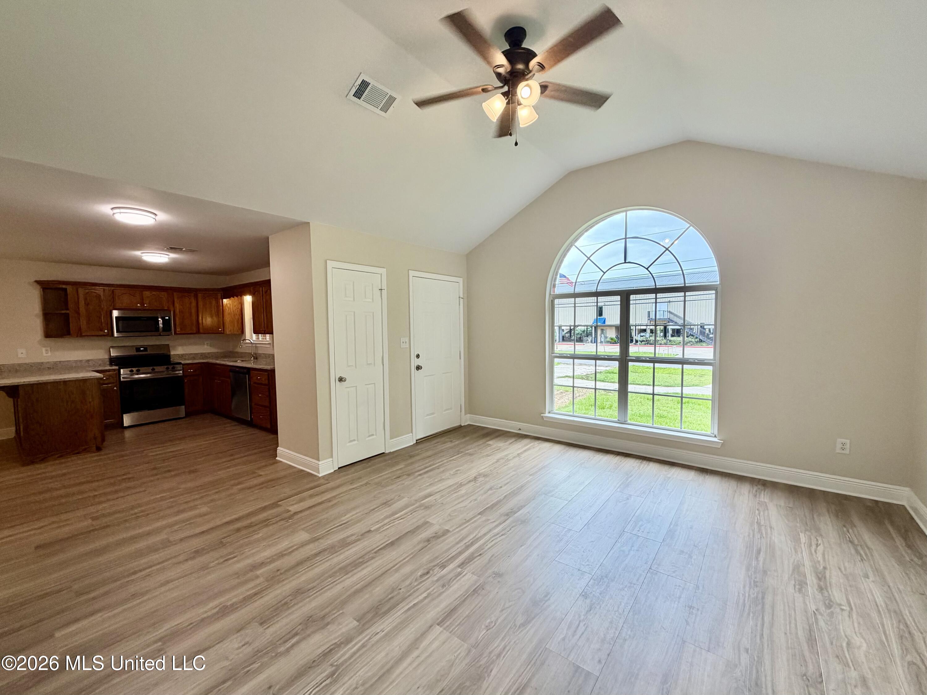 2516 S Beachview Drive Property Photo 2