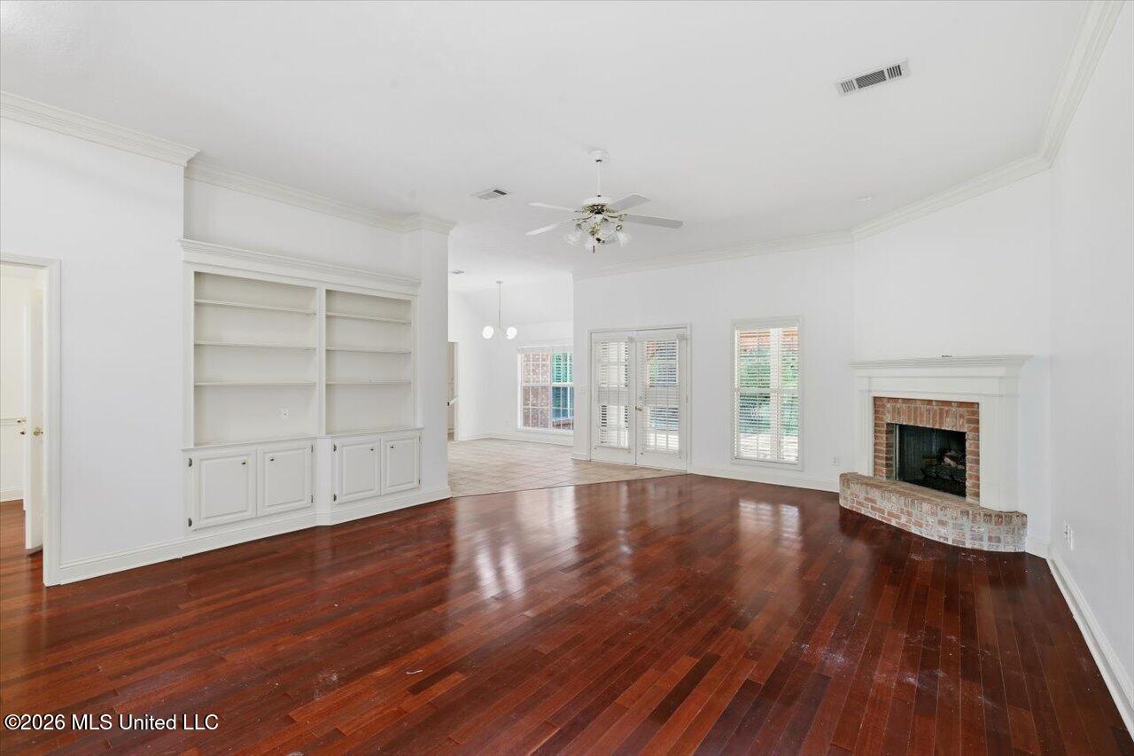 212 Cambridge Drive Property Photo 4