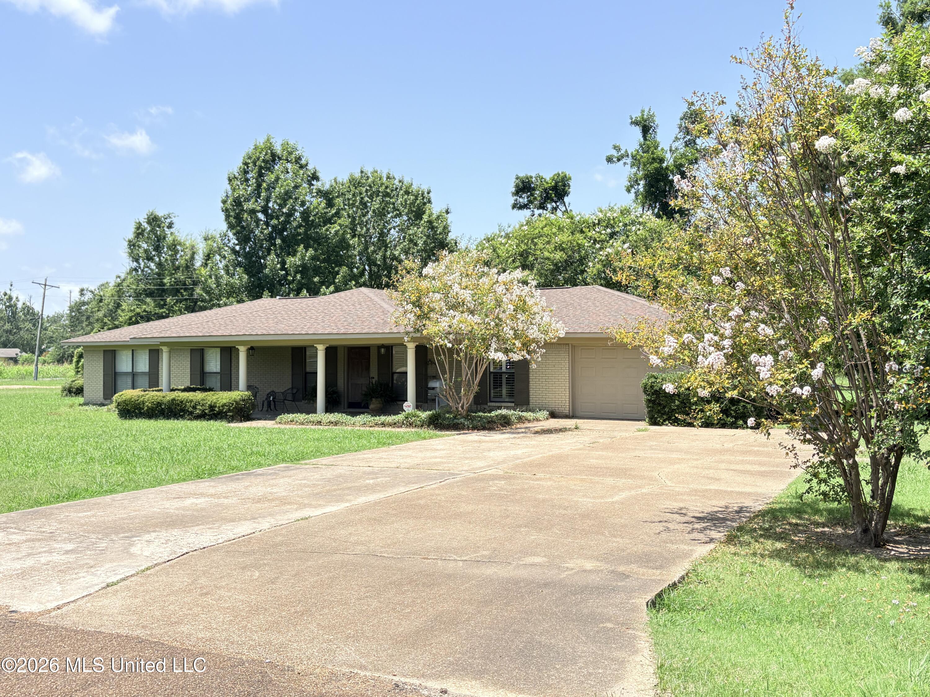 403 Isobel Street Property Photo 2